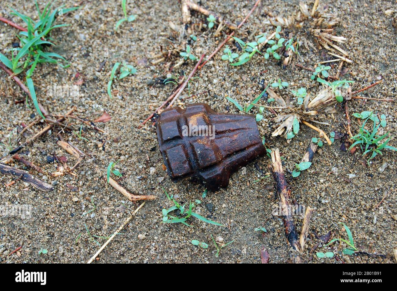 Sudan/Südsudan: Fragment einer Raketengranate bei Juba, Trümmer aus dem zweiten sudanesischen Bürgerkrieg (1983-2005). Foto: UNEP Sudan (CC BY-SA 3,0 License), 2006. Der zweite sudanesische Bürgerkrieg begann 1983, obwohl er weitgehend eine Fortsetzung des ersten sudanesischen Bürgerkrieges von 1955 bis 1972 war. Obwohl er im Südsudan entstand, breitete sich der Bürgerkrieg bis Ende des Jahres 1980s auf die Nuba-Berge und den Blauen Nil aus. Etwa zwei Millionen Menschen sind an den Folgen von Krieg, Hungersnot und Krankheiten, die durch den Konflikt verursacht wurden, gestorben. Stockfoto