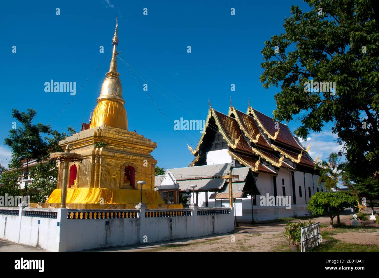 Thailand: Golden Chedi und Viharn, Wat Buak Khrok Luang, Chiang Mai. Wat Buak Khrok Luang, befindet sich in Ban Buak Khrok Luang Moo 1, Chiang Mai – Sankamphaeng Road, Chiang Mai, ist ein kleiner und typisch nordthailändischer buddhistischer Tempel. Es wird angenommen, dass es im 15.. Jahrhundert während der Zeit des unabhängigen Königreichs Lan Na (1292-1558) gegründet wurde und während der Herrschaft von Chao Kaew Naowarat (r. 1911-1939), dem letzten König von Chiang Mai. Der Tempel ist vor allem bemerkenswert für seine Haupt-Viharn, die rein LAN Na in der Inspiration ist. Stockfoto