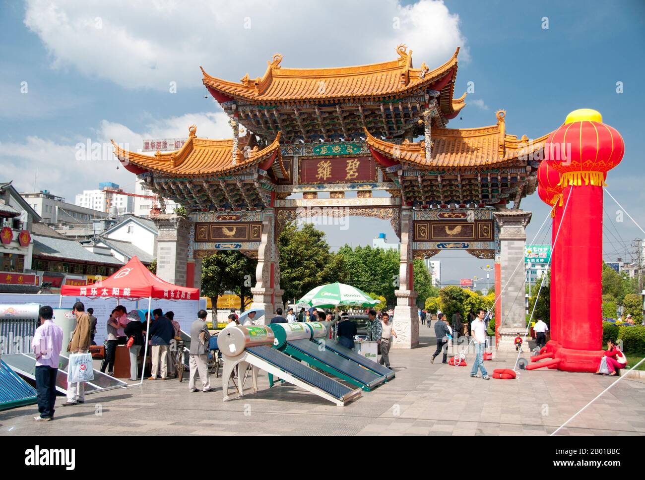China: Verkauf von Solarmodulen am Jinma Biji Platz, im Zentrum von Kunming, Provinz Yunnan. Die Torbögen von Jinma Biji oder Golden Horse Jade Rooster stehen im Herzen des kommerziellen Kunming. Das goldene Pferd und das grüne Huhn (Hahn) sind Symbole der Stadt Kunming und erscheinen in seinem Emblem. Am Ufer des Dian-Sees erbaut und von Kalksteinbergen umgeben, war Kunming eine wichtige alte Handelsroute zwischen Tibet, China und Südostasien. Die Stadt, damals Yunnanfu genannt, litt unter den Händen des Rebellenführers Du Wenxiu, des Sultans von Dali, der die Stadt mehrmals attackierte und belagerte. Stockfoto