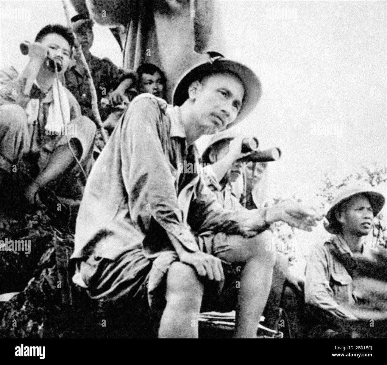 Vietnam: Ho Chi Minh auf einem Militärkommandposten im Norden Tonkins während des ersten Indochinakrieges (1946-1954). Foto von Vu Nang an (15. Mai 1916 - 7. Juli 2004, nicht urheberrechtlich geschützt), 16. September 1950. Der erste Indochinakrieg (auch bekannt als französischer Indochinakrieg, antifranzösischer Krieg, französisch-vietnamesischer Krieg, französisch-vietnamesischer Krieg, Indochinakrieg, Schmutziger Krieg in Frankreich und antifranzösischer Widerstandskrieg im heutigen Vietnam) wurde in Französisch-Indochina vom 19. Dezember 1946 bis zum 1. August 1954 zwischen dem französischen Fernen Osten Expeditionskorps der Französischen Union gegen die Việt Minh, angeführt von Hồ Chí Minh, geführt. Stockfoto