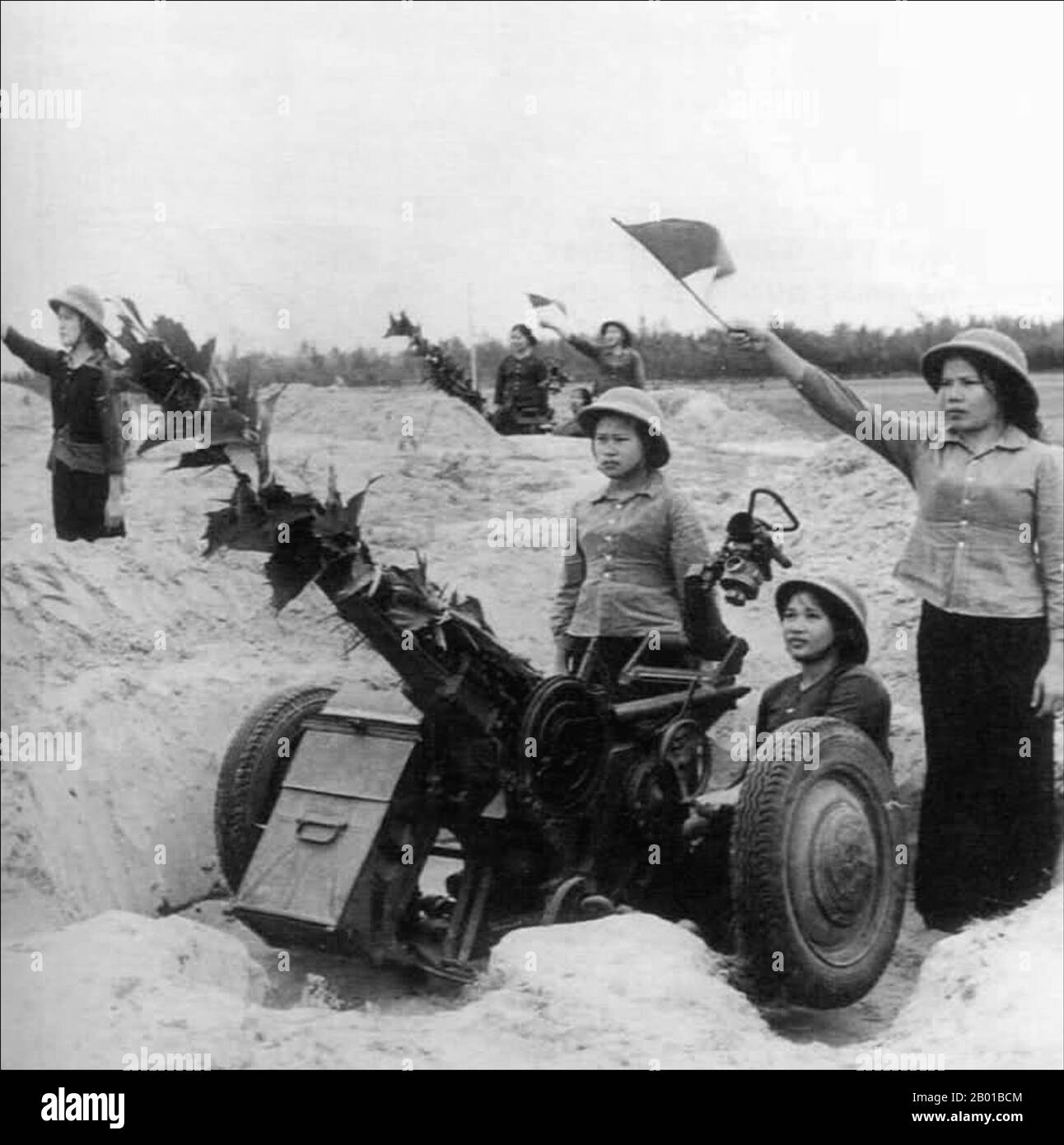 Vietnam: Vietnams 'langhaarige Armee' - Frauen Soldaten der PAVN (Volksarmee von Vietnam) feuern Haubitzen, zweiter Indochina-Krieg, c. 1965. Der zweite Indochinakrieg, in Amerika als Vietnamkrieg bekannt, war ein militärischer Konflikt aus der Zeit des Kalten Krieges, der sich vom 1. November 1955 bis zum Sturz Saigons am 30. April 1975 in Vietnam, Laos und Kambodscha ereignete. Dieser Krieg folgte dem ersten Indochina-Krieg und wurde zwischen Nordvietnam, unterstützt von seinen kommunistischen Verbündeten, und der Regierung von Südvietnam, unterstützt von den USA und anderen antikommunistischen Nationen, geführt. Stockfoto