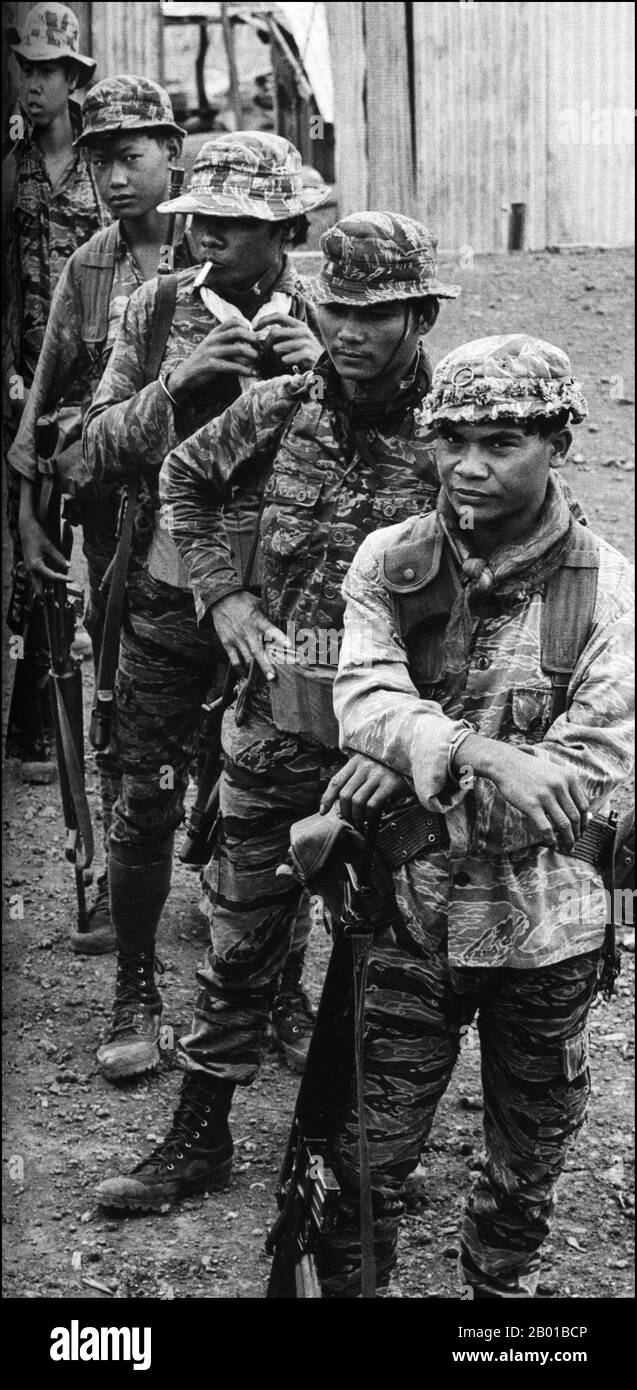 Vietnam: "Montagnard"-Soldaten im Dienst der Republik Vietnam (Südvietnam) und der Vereinigten Staaten genossen einen Ruf für Zähigkeit. Duc Lap Camp, Central Highlands, 1969. Der zweite Indochina-Krieg, in Amerika als Vietnamkrieg bekannt, war ein militärischer Konflikt aus der Zeit des Kalten Krieges, der sich in Vietnam, Laos und Kambodscha vom 1. November 1955 bis zum Fall Saigons am 30. April 1975 ereignete. Dieser Krieg folgte dem ersten Indochina-Krieg und wurde zwischen Nordvietnam, unterstützt von seinen kommunistischen Verbündeten, und der Regierung von Südvietnam, unterstützt von den USA und anderen antikommunistischen Nationen, geführt. Stockfoto