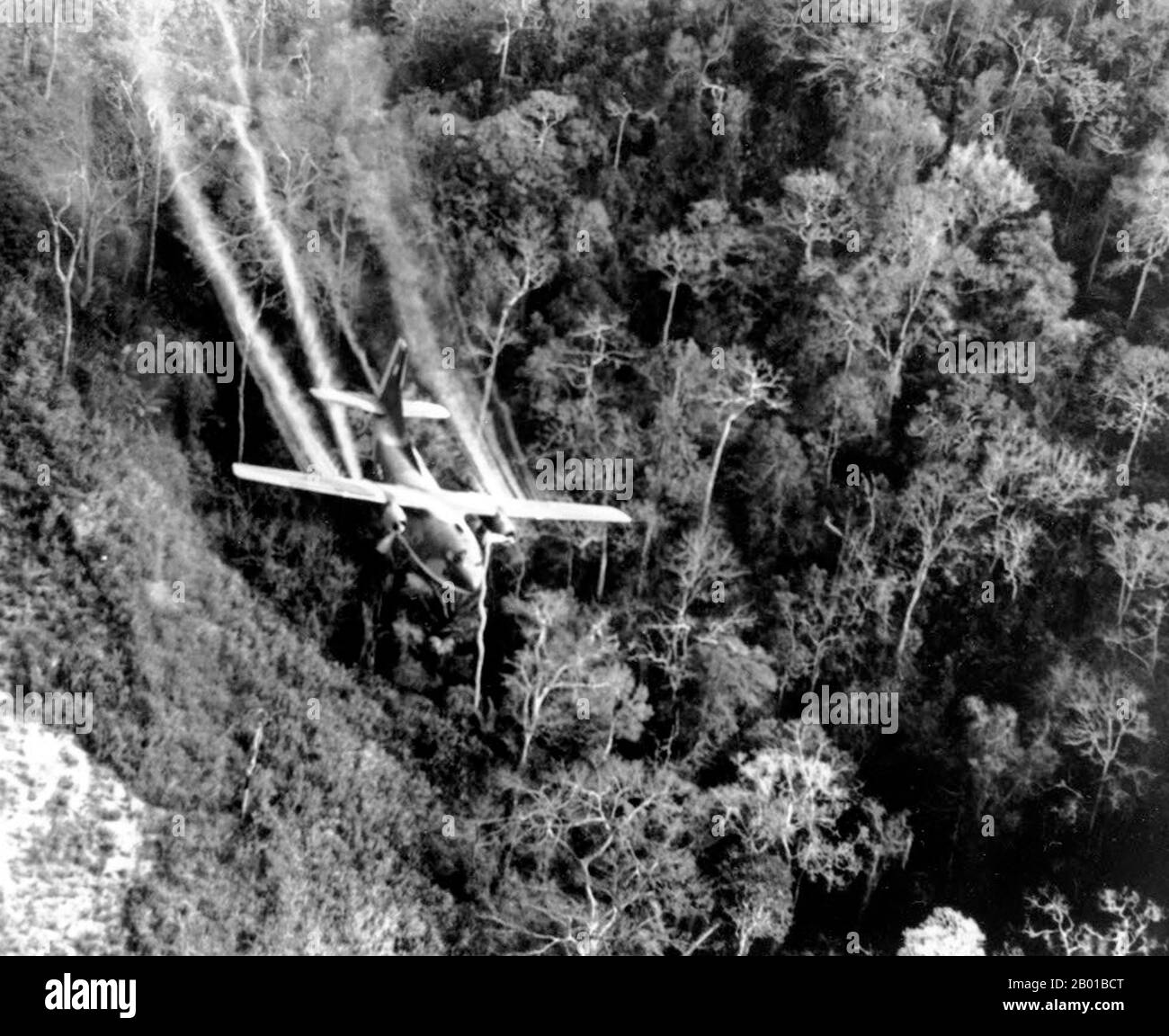Vietnam: Eine US-Luftwaffe C-123 fliegt tief entlang einer südvietnamesischen Autobahn, während sie während des Vietnamkrieges im Mai 1966 Entlaubungsmittel auf das dichte Dschungelwachstum sprüht, um Hinterhalt-Standorte für den NLF (Viet Cong) zu beseitigen. Der zweite Indochina-Krieg, in Amerika als Vietnamkrieg bekannt, war ein militärischer Konflikt aus der Zeit des Kalten Krieges, der sich in Vietnam, Laos und Kambodscha vom 1. November 1955 bis zum Fall Saigons am 30. April 1975 ereignete. Dieser Krieg folgte dem ersten Indochina-Krieg und wurde zwischen Nordvietnam, unterstützt von seinen kommunistischen Verbündeten, und der Regierung von Südvietnam, unterstützt von den USA, geführt Stockfoto