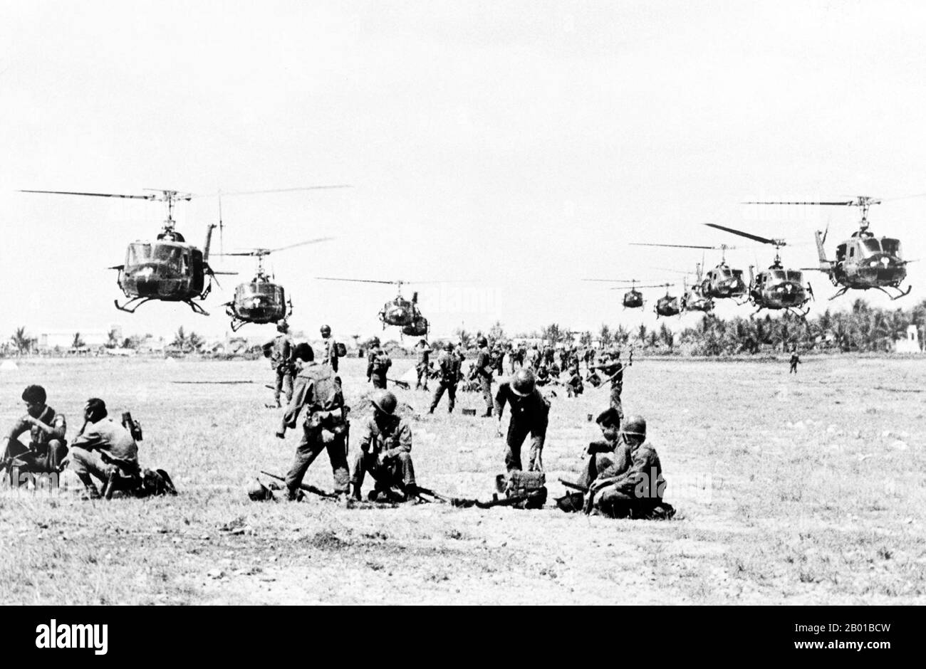 Vietnam: US-Hubschrauber kommen an, um die vietnamesische Regierung anzuheben die Rangers des Bataillons von 43. in den Kampf gegen NLF (Viet Cong)-Guerillas, Saigon, 1965. Der zweite Indochina-Krieg, in Amerika als Vietnamkrieg bekannt, war ein militärischer Konflikt aus der Zeit des Kalten Krieges, der sich in Vietnam, Laos und Kambodscha vom 1. November 1955 bis zum Fall Saigons am 30. April 1975 ereignete. Dieser Krieg folgte dem ersten Indochina-Krieg und wurde zwischen Nordvietnam, unterstützt von seinen kommunistischen Verbündeten, und der Regierung von Südvietnam, unterstützt von den USA und anderen antikommunistischen Nationen, geführt. Stockfoto