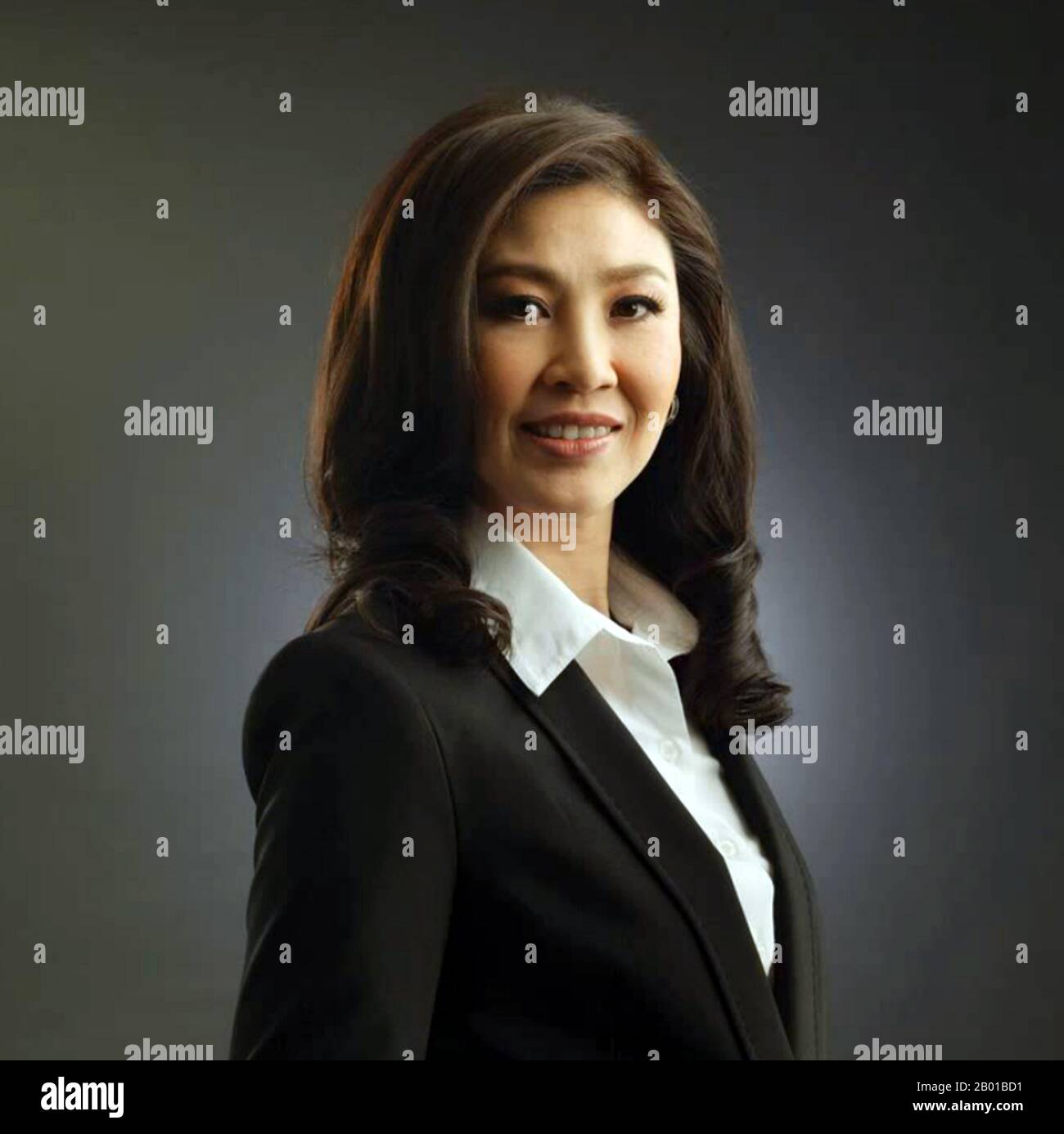 Thailand: Yingluck Shinawatra (geboren am 21. Juni 1967), Premierminister von Thailand (2011-2014). Foto von Tarasaphorn (CC BY-SA 3,0 Lizenz), 2011. Yingluck Shinawatra (RTGS: Yinglak Chinnawat) ist eine thailändische Politikerin, Galionsfigur der Phebu Thai Party und ehemalige Premierministerin Thailands von 2011 bis zu ihrer Amtsenthebung am 2014 durch das Verfassungsgericht. Sie wurde 2016 wegen Machtmissbrauchs vor Gericht gestellt und 2017, nachdem sie aus dem Land geflohen war, in Abwesenheit für schuldig befunden, wobei ein Haftbefehl erlassen wurde. Es wird angenommen, dass sie jetzt in London ist. Stockfoto