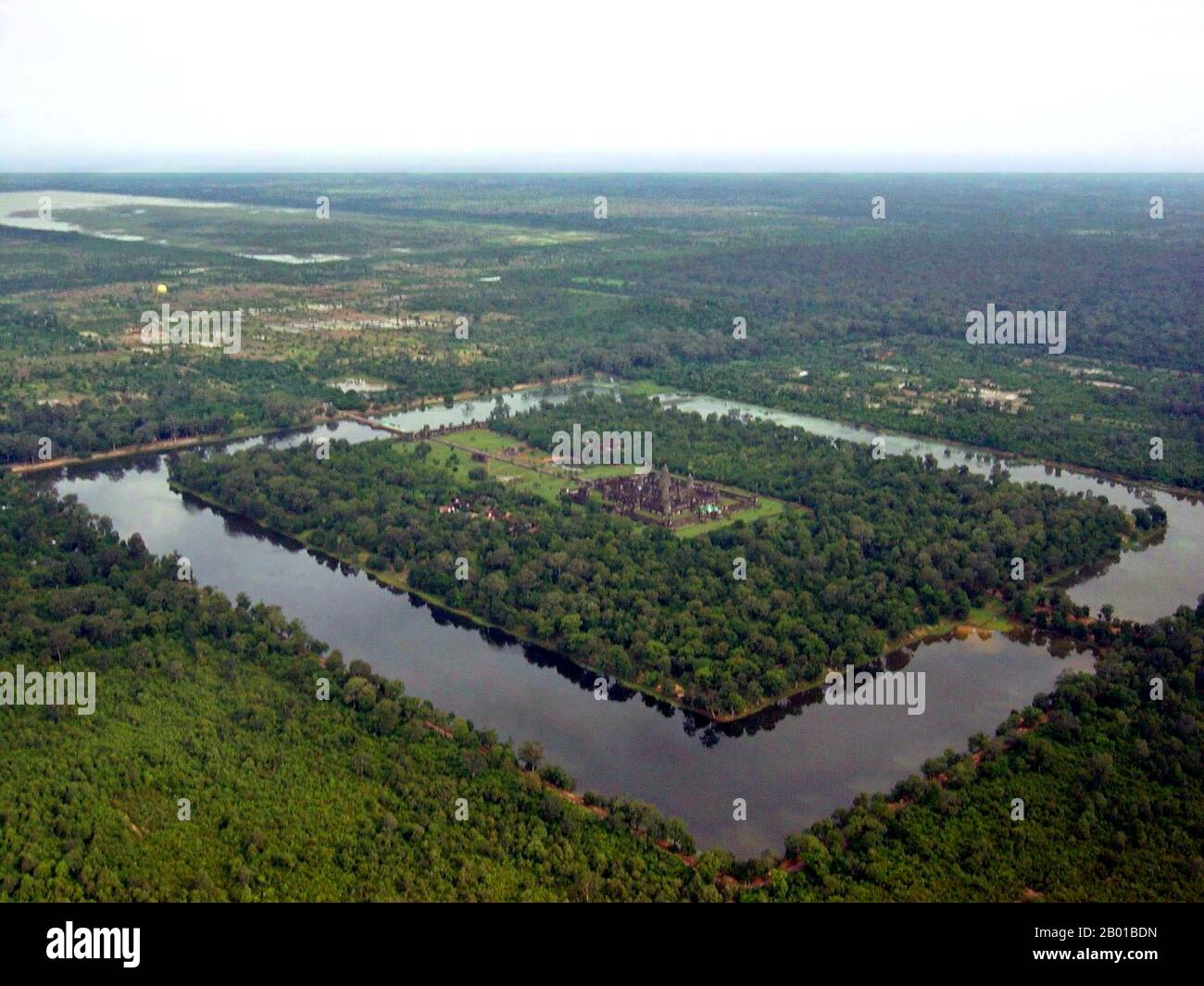 Kambodscha: Angkor Wat aus der Luft, einschließlich des Grabens und der zentralen Quincunx oder fünf Türme, die den Berg Meru, den hinduistischen Wohnsitz der Götter, darstellen. Foto von Charles J. Sharp (CC BY-SA 3,0 License), 2005. Angkor Wat wurde für König Suryavarman II. (R. 1113-1150) im frühen 12.. Jahrhundert als Staatstempel und Hauptstadt. Als besterhaltener Tempel am Standort Angkor ist er der einzige, der seit seiner Gründung ein bedeutendes religiöses Zentrum geblieben ist - zuerst Hindu, dem gott Vishnu gewidmet, dann Buddhist. Es ist das größte religiöse Gebäude der Welt. Stockfoto
