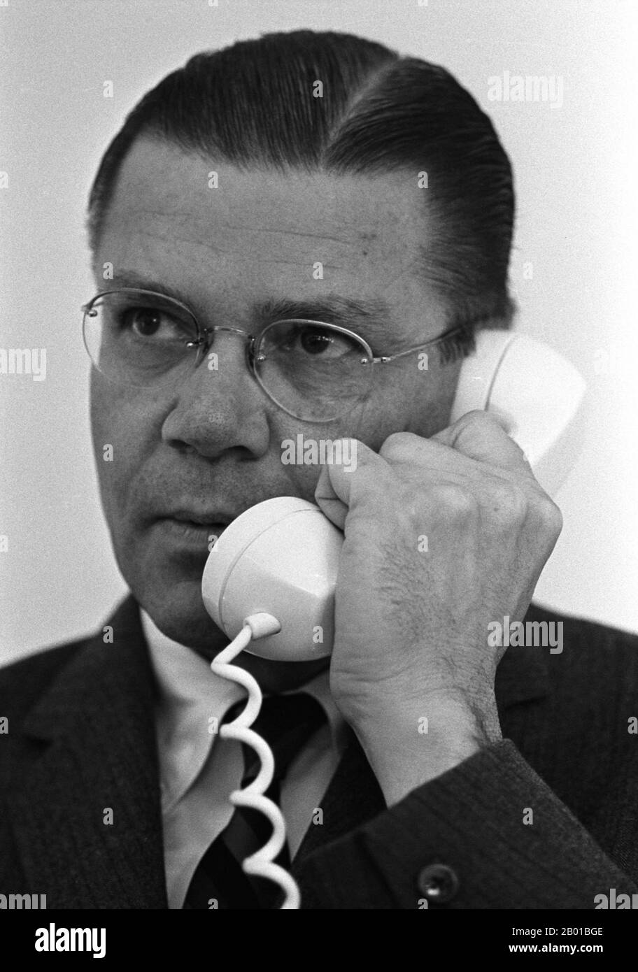 Vietnam: Robert McNamara (9. Juni 1916 - 6. Juli 2009), US-Verteidigungsminister während des Zweiten Indochinakrieges (1961-1968). Foto von Yoichi R. Okamoto (5. Juli 1915 - 24. April 1985, öffentlich zugänglich), 10. Januar 1964. Der zweite Indochina-Krieg, in Amerika als Vietnamkrieg bekannt, war ein militärischer Konflikt aus der Zeit des Kalten Krieges, der sich in Vietnam, Laos und Kambodscha vom 1. November 1955 bis zum Fall Saigons am 30. April 1975 ereignete. Dieser Krieg folgte dem ersten Indochina-Krieg und wurde zwischen Nordvietnam, unterstützt von seinen kommunistischen Verbündeten, und der Regierung von Südvietnam, unterstützt von den USA, geführt Stockfoto