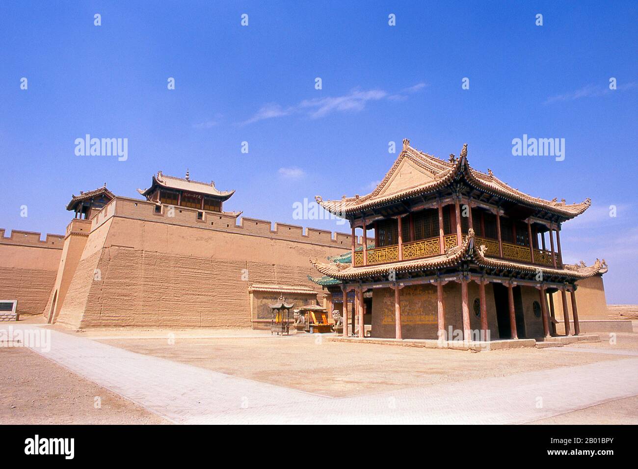 China: Wenchang Hall, Jiayuguan Fort, Jiayuguan, Gansu. Jiayuguan, der ‘erste und größte Pass unter dem Himmel’, wurde 1372 auf Befehl von Zhu Yuanzhang, dem ersten Ming-Kaiser (1368-98), fertiggestellt, um das Ende der Ming-Mauer zu markieren. Es waren auch die Grenzen der chinesischen Zivilisation und die Anfänge der äußeren ‘barbarischen’ Länder. Jahrhundertelang war die Festung nicht nur von strategischer Bedeutung für Han-Chinesen, sondern auch von kultureller Bedeutung. Dies war der letzte zivilisierte Ort vor der äußeren Dunkelheit, und diejenigen, die darüber hinaus gingen, sahen sich einem Leben im Exil unter nomadischen Fremden gegenüber. Stockfoto