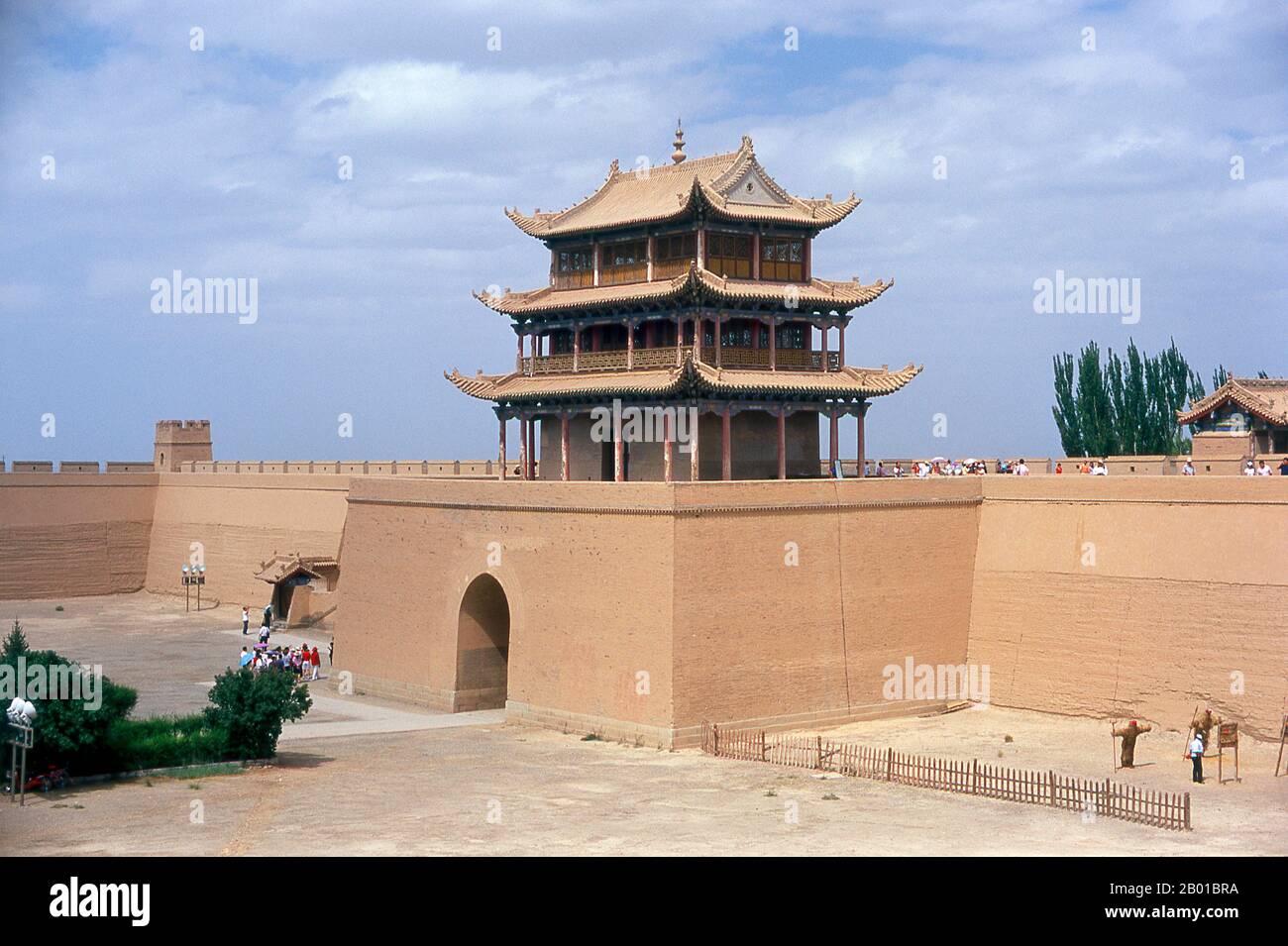 China: Jiayuguan Men (Seufzertor), Jiayuguan Fort, Jiayuguan, Gansu. Jiayuguan, der ‘erste und größte Pass unter dem Himmel’, wurde 1372 auf Befehl von Zhu Yuanzhang, dem ersten Ming-Kaiser (1368-98), fertiggestellt, um das Ende der Ming-Mauer zu markieren. Es waren auch die Grenzen der chinesischen Zivilisation und die Anfänge der äußeren ‘barbarischen’ Länder. Jahrhundertelang war die Festung nicht nur von strategischer Bedeutung für Han-Chinesen, sondern auch von kultureller Bedeutung. Dies war der letzte zivilisierte Ort vor der äußeren Dunkelheit, und diejenigen, die darüber hinaus gingen, standen vor einem Leben im Exil. Stockfoto