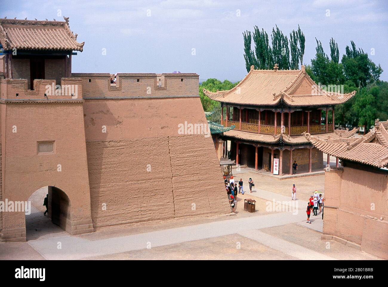 China: Wenchang Halle und Fort Tor, Jiayuguan Fort, Jiayuguan, Gansu. Jiayuguan, der ‘erste und größte Pass unter dem Himmel’, wurde 1372 auf Befehl von Zhu Yuanzhang, dem ersten Ming-Kaiser (1368-98), fertiggestellt, um das Ende der Ming-Mauer zu markieren. Es waren auch die Grenzen der chinesischen Zivilisation und die Anfänge der äußeren ‘barbarischen’ Länder. Jahrhundertelang war die Festung nicht nur von strategischer Bedeutung für Han-Chinesen, sondern auch von kultureller Bedeutung. Dies war der letzte zivilisierte Ort vor der äußeren Dunkelheit, und diejenigen, die darüber hinaus gingen, standen vor einem Leben im Exil. Stockfoto