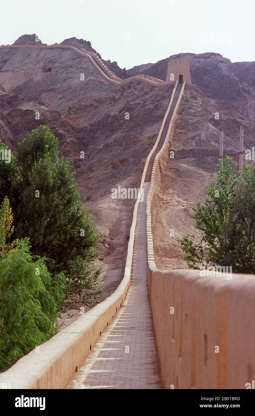 China: Die überhängende Chinesische Mauer (Xuanbi Changcheng) 8km nordwestlich des Jiayuguan Fort markiert den westlichen Rand der Chinesischen Mauer. Die überhängende große Mauer (Xuanbi Changcheng) wurde während der Ming-Dynastie (1368-1644) errichtet. Jiayuguan, der ‘erste und größte Pass unter dem Himmel’, wurde 1372 auf Befehl von Zhu Yuanzhang, dem ersten Ming-Kaiser (1368-1398), fertiggestellt, um das Ende der Ming-Mauer zu markieren. Es waren auch die Grenzen der chinesischen Zivilisation und die Anfänge der äußeren ‘barbarischen’ Länder. Stockfoto