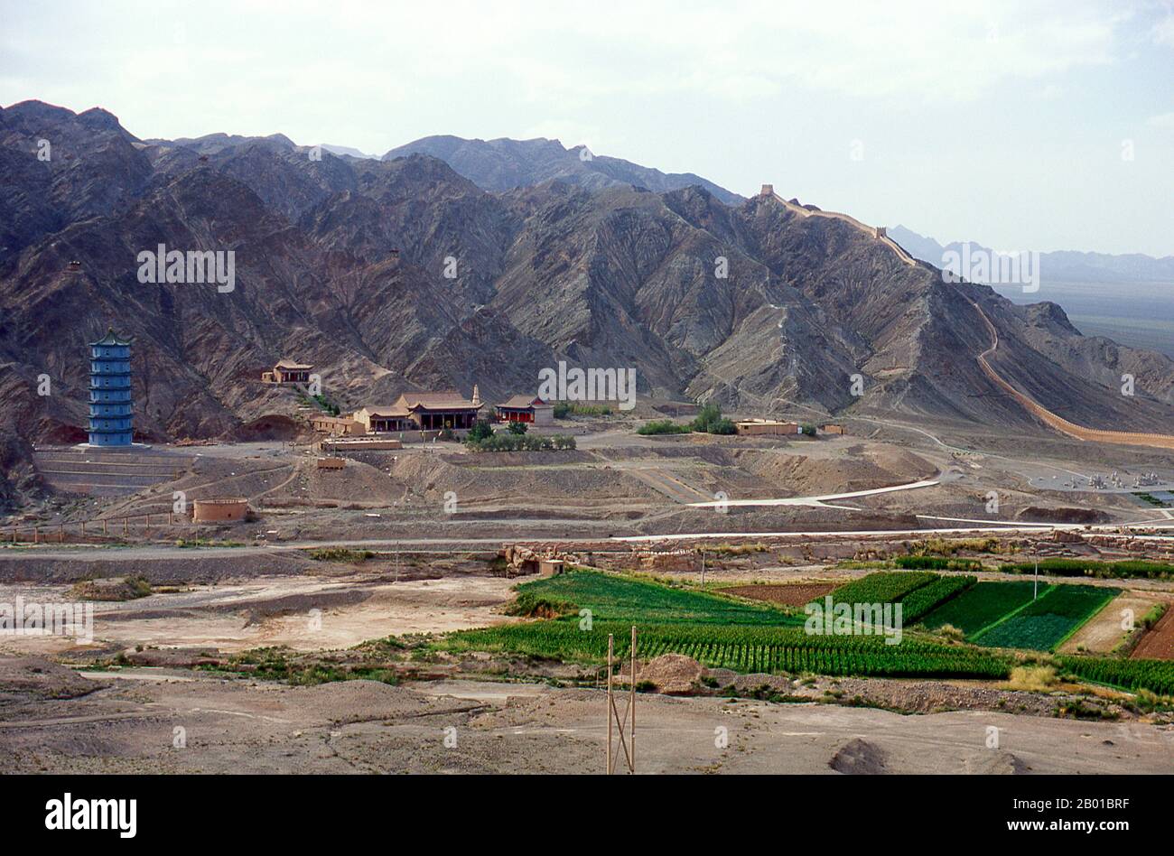 China: Die überhängende große Mauer (Xuanbi Changcheng) schlängelt sich 8km nordwestlich der Festung Jiayuguan durch die Landschaft. Die überhängende große Mauer (Xuanbi Changcheng) wurde während der Ming-Dynastie (1368-1644) errichtet. Jiayuguan, der ‘erste und größte Pass unter dem Himmel’, wurde 1372 auf Befehl von Zhu Yuanzhang, dem ersten Ming-Kaiser (1368-98), fertiggestellt, um das Ende der Ming-Mauer zu markieren. Es waren auch die Grenzen der chinesischen Zivilisation und die Anfänge der äußeren ‘barbarischen’ Länder. Stockfoto