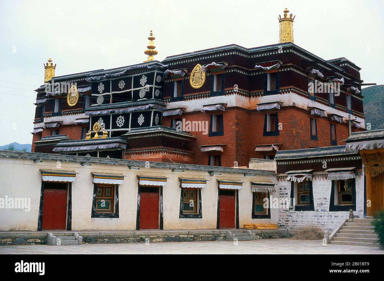 China: Ein äußeres Gebäude im Labrang Kloster, Xiahe, Provinz Gansu. Labrang Kloster ist eines der sechs großen Klöster der Gelug (Gelber Hut) Schule des tibetischen Buddhismus. Sein formaler Name ist Gandan Shaydrup Dargay Tashi Gyaysu Khyilway Ling, allgemein bekannt als Labrang Tashi khyil oder einfach Labrang. Das Kloster wurde 1709 von der ersten Jamyang Zhaypa, Ngawang Tsondru, gegründet. Es ist die wichtigste Klosterstadt des tibetischen Buddhismus außerhalb der tibetischen Autonomen Region. Stockfoto