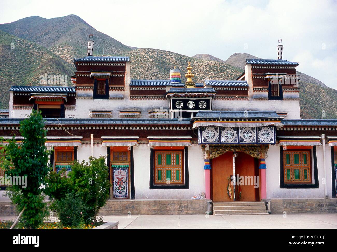 China: Ein äußeres Gebäude im Labrang Kloster, Xiahe, Provinz Gansu. Labrang Kloster ist eines der sechs großen Klöster der Gelug (Gelber Hut) Schule des tibetischen Buddhismus. Sein formaler Name ist Gandan Shaydrup Dargay Tashi Gyaysu Khyilway Ling, allgemein bekannt als Labrang Tashi khyil oder einfach Labrang. Das Kloster wurde 1709 von der ersten Jamyang Zhaypa, Ngawang Tsondru, gegründet. Es ist die wichtigste Klosterstadt des tibetischen Buddhismus außerhalb der tibetischen Autonomen Region. Stockfoto