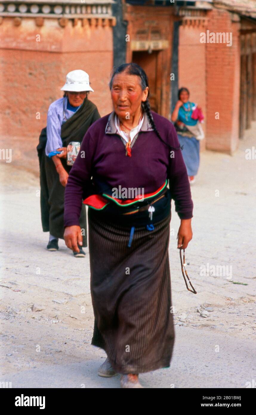 China: Tibetischer Pilger, Kloster Labrang, Xiahe, Provinz Gansu. Labrang Kloster ist eines der sechs großen Klöster der Gelug (Gelber Hut) Schule des tibetischen Buddhismus. Sein formaler Name ist Gandan Shaydrup Dargay Tashi Gyaysu Khyilway Ling, allgemein bekannt als Labrang Tashi khyil oder einfach Labrang. Das Kloster wurde 1709 von der ersten Jamyang Zhaypa, Ngawang Tsondru, gegründet. Es ist die wichtigste Klosterstadt des tibetischen Buddhismus außerhalb der tibetischen Autonomen Region. Stockfoto
