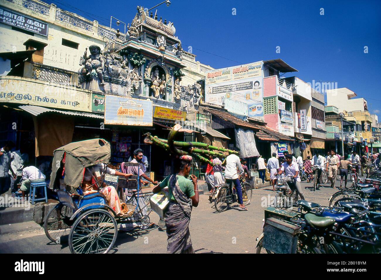 Indien: Eine geschäftige Straßenszene im Handelsviertel von Pondicherry. Pondicherry war die Hauptstadt der ehemaligen französischen Gebiete in Indien. Neben Pondi selbst – 1674 von einem lokalen Herrscher erworben – waren dies Chandernagore in Bengalen (1690), Mahé in Kerala (1725), Yanam in Andhra Pradesh (1731) und Karaikal in Tamil Nadu (1739). Chandernagore wurde drei Jahre nach der Unabhängigkeit, 1951, nach Indien zurückgebracht und in Westbengalen absorbiert. 1956 nach Indien zurückgekehrt, wurden die restlichen vier Gebiete 1962 als Unionsgebiet von Pondicherry konstituiert. Stockfoto