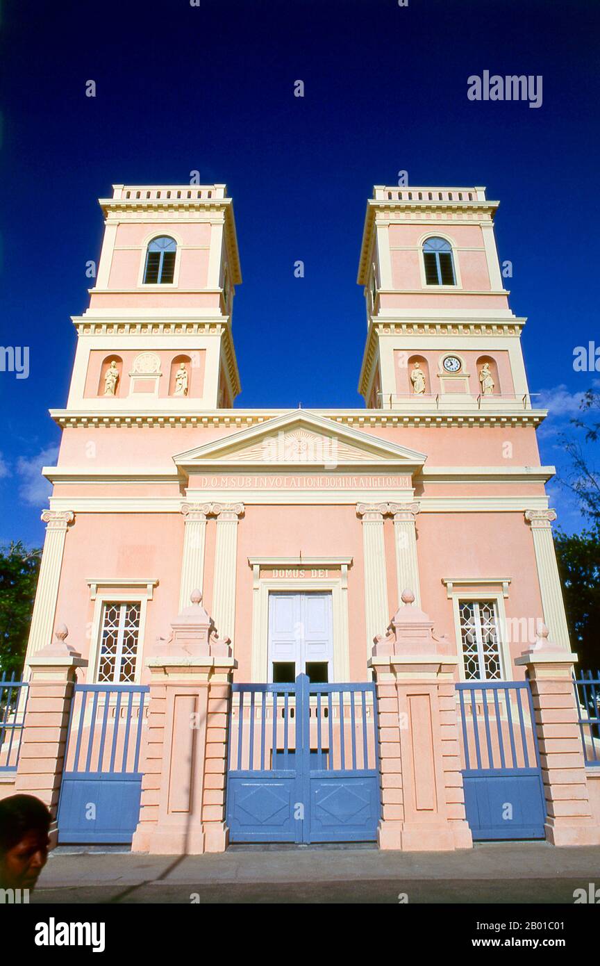 Indien: Notre Dame des Anges, eine der wunderschön erhaltenen Kirchen in Pondicherry. Pondicherry war die Hauptstadt der ehemaligen französischen Gebiete in Indien. Neben Pondi selbst – 1674 von einem lokalen Herrscher erworben – waren dies Chandernagore in Bengalen (1690), Mahé in Kerala (1725), Yanam in Andhra Pradesh (1731) und Karaikal in Tamil Nadu (1739). Chandernagore wurde drei Jahre nach der Unabhängigkeit, 1951, nach Indien zurückgebracht und in Westbengalen absorbiert. 1956 nach Indien zurückgekehrt, wurden die restlichen vier Gebiete 1962 als Unionsgebiet von Pondicherry konstituiert. Stockfoto