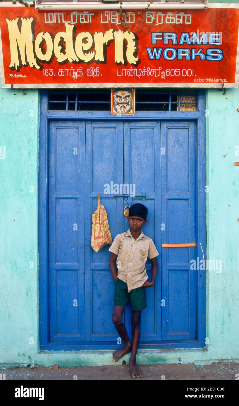 Indien: Tamilischer Junge, Pondicherry. Pondicherry war die Hauptstadt der ehemaligen französischen Gebiete in Indien. Neben Pondi selbst – 1674 von einem lokalen Herrscher erworben – waren dies Chandernagore in Bengalen (1690), Mahé in Kerala (1725), Yanam in Andhra Pradesh (1731) und Karaikal in Tamil Nadu (1739). Chandernagore wurde drei Jahre nach der Unabhängigkeit, 1951, nach Indien zurückgebracht und in Westbengalen absorbiert. 1956 nach Indien zurückgekehrt, wurden die restlichen vier Gebiete 1962 als Unionsgebiet von Pondicherry konstituiert. Stockfoto