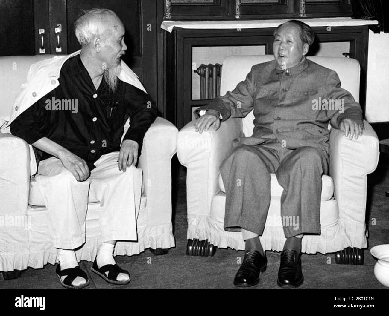 China/Vietnam: Mao Zedong (26. Dezember 1893 - 9. September 1976) im Gespräch mit Ho Chi Minh (19. Mai 1890 - 2. September 1969), China, Mai 1965. Mao Zedong, 1. Vorsitzender der Kommunistischen Partei Chinas (r. 1943-1976) in einem freundlichen Gespräch mit Ho Chi Minh, Vorsitzender der Arbeiterpartei Vietnams (r. 1951-1969). Stockfoto