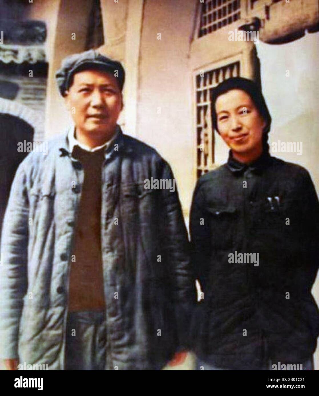 China: Mao Zedong (26. Dezember 1893 - 9. September 1976) mit seiner vierten Frau, Jiang Qing (19. März 1914 - 14. Mai 1991), oft 'Madame Mao' genannt, im Jahr 1946. Jiang Qing (Chiang Ch'ing) war das Pseudonym, das von Mao Zedongs letzter Frau und der Hauptmacht der Kommunistischen Partei Chinas verwendet wurde. Während ihrer Schauspielkarriere wurde sie unter dem Künstlernamen Lan Ping geführt und war während ihres Lebens unter verschiedenen anderen Namen bekannt. Sie heiratete Mao in Yan'an im November 1938 und wird in der westlichen Literatur manchmal als Madame Mao bezeichnet und diente als erste Dame des kommunistischen Chinas. Stockfoto