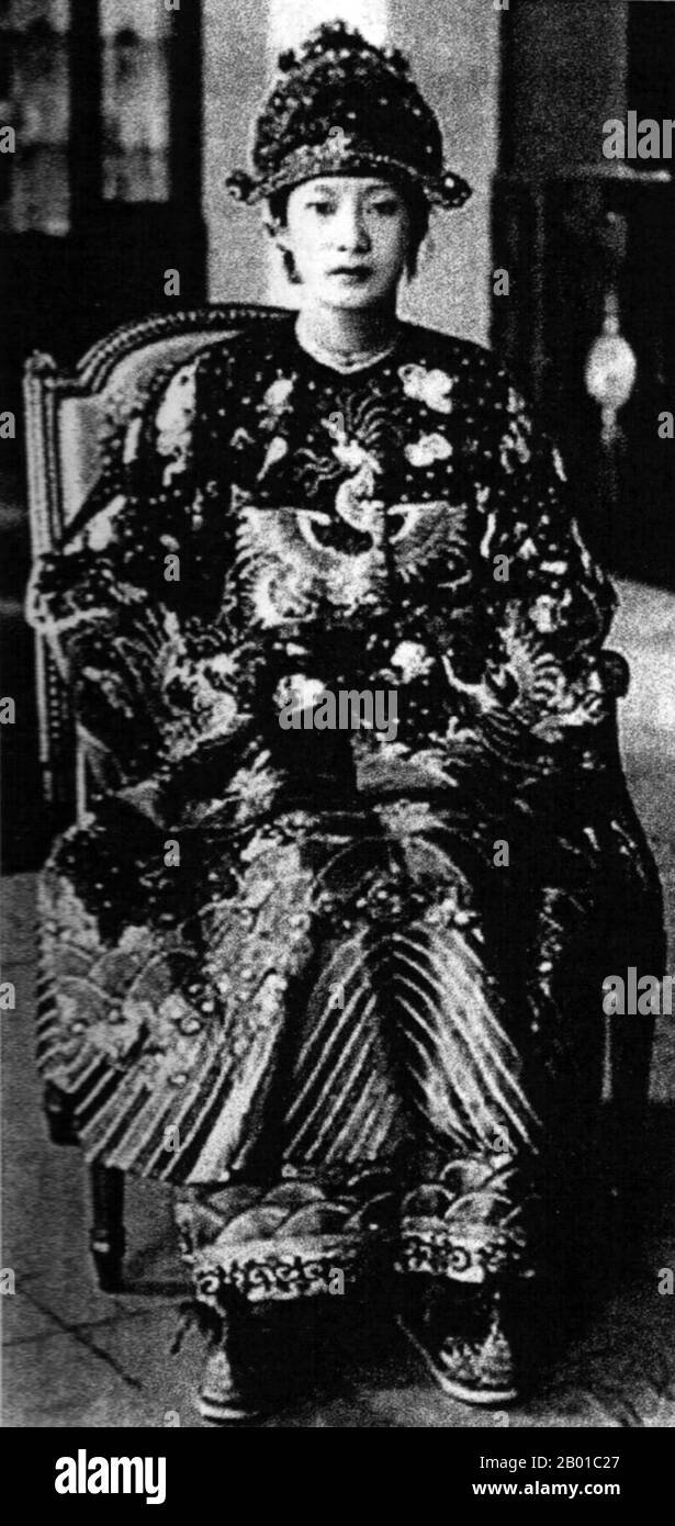 Vietnam: Nam Phuong (14. Dezember 1914 - 16. Dezember 1963), Kaiserin von Vietnam, an ihrem Hochzeitstag, 1934. Kaiserin Nam Phương („Südliches Parfüm“), geborene Marie-Thérèse Nguyễn Hữu Thị Lan, war von 1934 bis zu ihrem Tod die erste und primäre Ehefrau von Bảo Đại, dem letzten König von Annam und letzten Kaiser von Vietnam. Sie war auch die zweite und letzte Kaiserin (Hoàng hậu) der Nguyễn-Dynastie. Stockfoto
