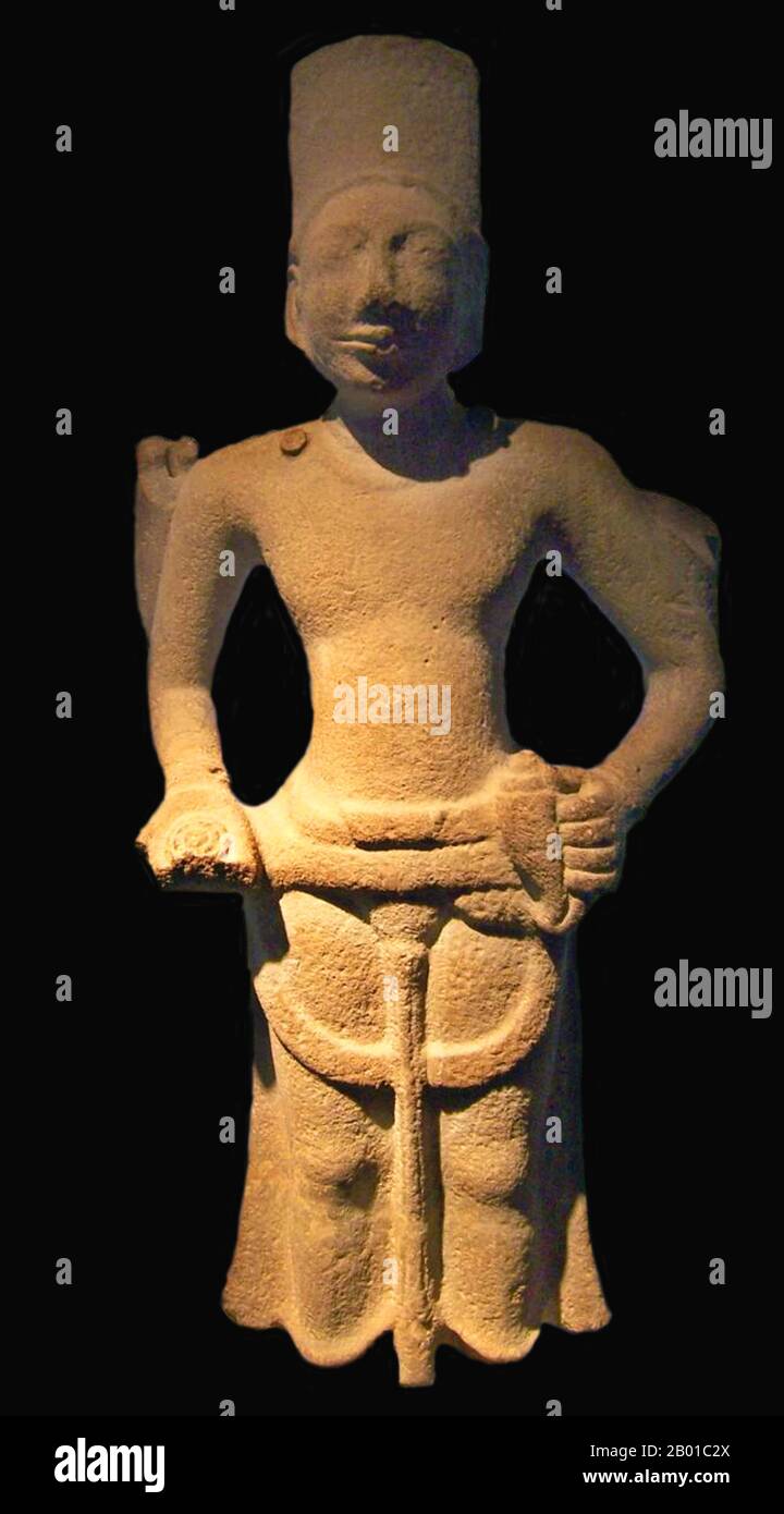 Vietnam: Eine Statue von Vishnu aus OC EO, einer Provinz Giang, 6.-7. Jahrhundert u.Z. Óc EO ist eine archäologische Stätte im Bezirk Thoại Sơn in der südlichen Provinz an Giang, Vietnam, in der Region des Mekong-Flussdeltas in Vietnam. Es ist auch eine der modernen Gemeinden von Vietnam. Óc EO mag zwischen dem 1.. Und 7.. Jahrhundert n. Chr. ein geschäftiges Hafenstadt des Königreichs Funan gewesen sein. Wissenschaftler verwenden den Begriff „Óc EO-Kultur“, um sich auf die alte materielle Kultur der Region des Mekong-Deltas zu beziehen, die durch die Artefakte, die in Óc EO durch archäologische Untersuchungen geborgen wurden, typisch ist. Stockfoto