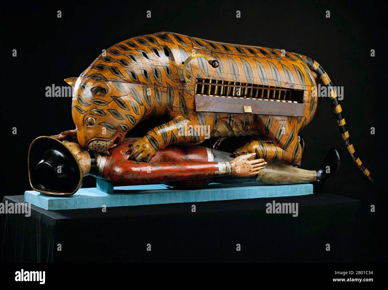 Indien: Tipu Sultans mechanischer Tiger zermalmt einen britischen Soldaten, Mysore, c. 1790. Foto von Victoria and Albert Museum (CC BY-SA 3,0 Lizenz). Tipus Tiger gehörte zu Tipu Sultan, Herrscher von Mysore (r. 1782-1799). Der fast lebensgroße hölzerne Automat stellt einen Tiger dar, der eine niedergestülpte Figur in europäischer Kleidung zermalmt. Im Körper des Tigers befindet sich ein Organ. Wenn ein Griff gedreht wird, spielt das Organ und der Arm des Opfers steigt und fällt. Der Tiger wurde von den Briten nach der Belagerung von Seringapatam im Jahr 1799 aus dem Palast in Mysore übernommen. Stockfoto