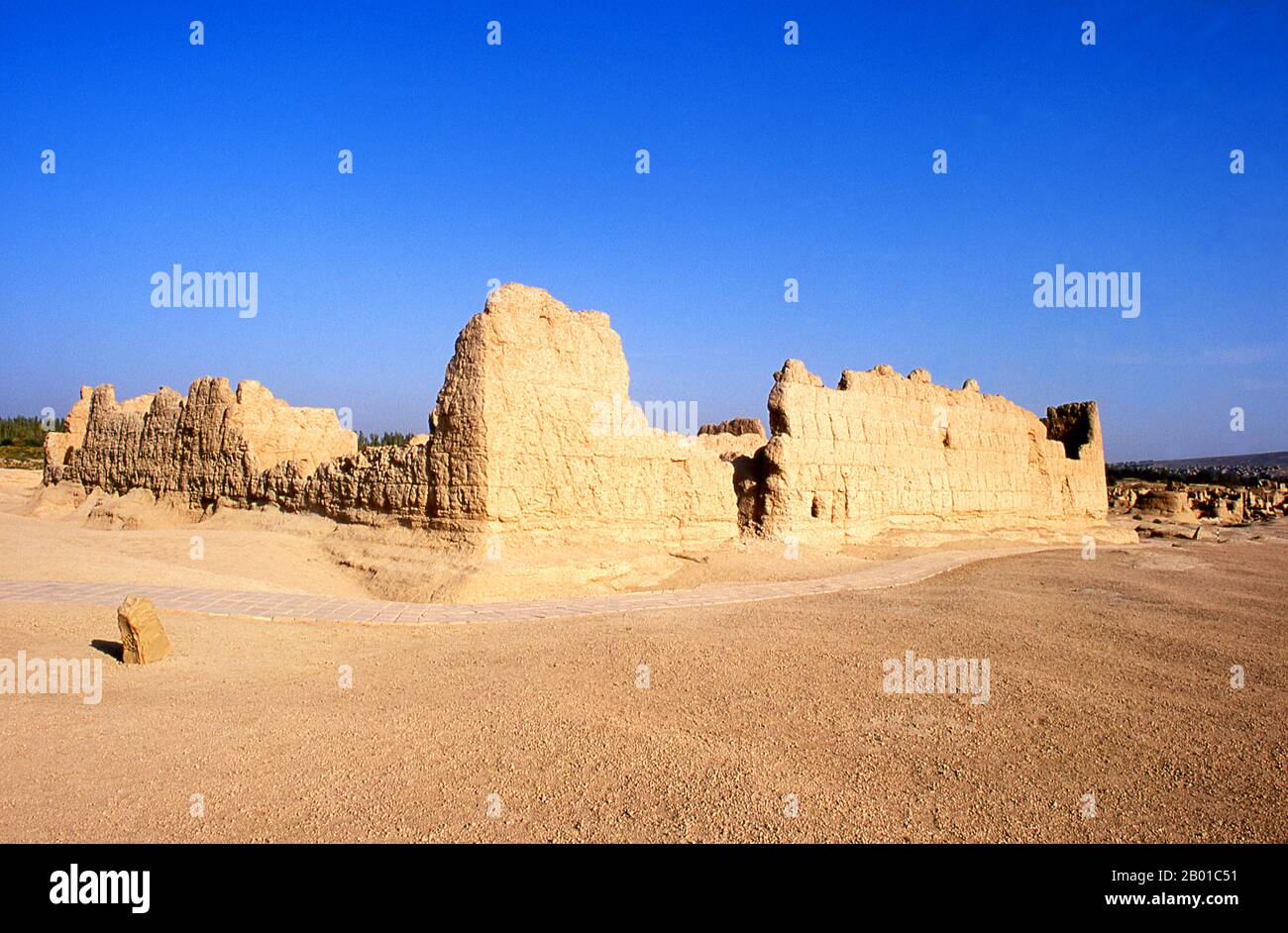 China: Ruinen in Yarkhoto oder Jiaohe Gucheng (antike Stadt Jiaohe), in der Nähe von Turpan, Xinjiang. Yarkhoto (Ruinen von Jiaohe) befindet sich im Yarnaz-Tal, 10 km westlich der Stadt Turpan. Yarkhoto wurde von den Chinesen nach der Han-Eroberung des Gebiets im 2.. Jahrhundert v. Chr. als Verwaltungszentrum und Garnisonsstadt entwickelt. Die Stadt blühte unter der Tang Dynastie (618-907), ging aber später in den Niedergang und wurde schließlich Anfang des 14.. Jahrhunderts aufgegeben. Stockfoto
