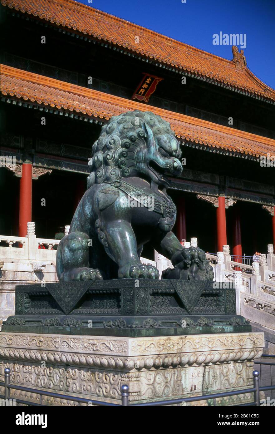 Das Tor der höchsten Harmonie (pinyin: Tàihémén; Manchu: Amba hūwaliyambure duka) ist das zweite große Tor an der südlichen Seite der Verbotenen Stadt. Die Zwischen 1406 und 1420 erbaute Verbotene Stadt diente 500 Jahre (bis zum Ende der Kaiserzeit im Jahre 1911) als Sitz aller Macht in China, als Thron des Himmelssohns und als Privatwohnung aller Kaiser der Ming- und Qing-Dynastie. Der Komplex besteht aus 980 Gebäuden mit 8.707 Schächten von Räumen und erstreckt sich über 720.000 m2. Stockfoto
