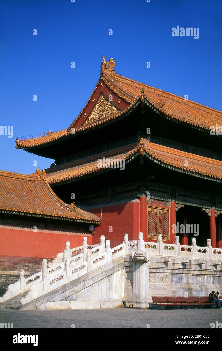 China: Tor der höchsten Harmonie, die Verbotene Stadt (Zijin Cheng), Peking. Das Tor der höchsten Harmonie (Pinyin: Tàihémén; Manchu: Amba hūwaliyambure duka) ist das zweite große Tor an der Südseite der Verbotenen Stadt. Die Verbotene Stadt, die zwischen 1406 und 1420 erbaut wurde, diente 500 Jahre lang (bis zum Ende der Kaiserzeit 1911) als Sitz aller Macht in China, als Thron des Sohnes des Himmels und als Privatresidenz aller Kaiser der Ming- und Qing-Dynastie. Der Komplex besteht aus 980 Gebäuden mit 8.707 Schächten an Räumen und umfasst 720.000 m2 (7.800.000 sq ft). Stockfoto