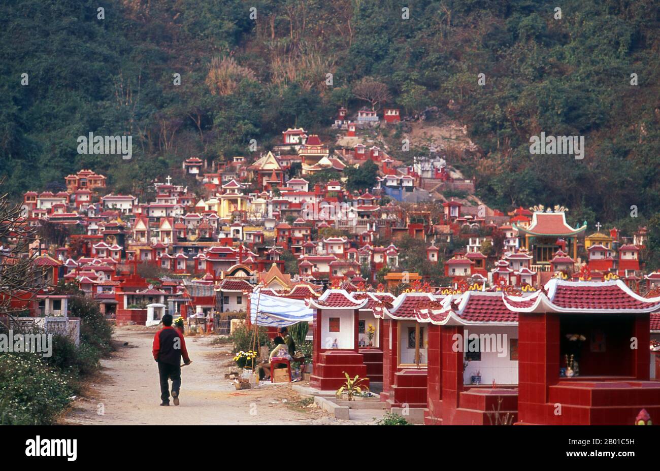 Vietnam: Friedhof bei Cam Pha in der Nähe der Halong Bay, Provinz Quang Ninh. Die meisten ethnischen Vietnamesen würden sich selbst als Mahayana-Buddhisten beschreiben, aber ihr Buddhismus ist ein ganz anderer als der, der anderswo auf dem Festland Südostasiens praktiziert wird. Der Buddhismus kam aus dem Norden über China nach Vietnam, ebenso wie die anderen großen Glaubenssysteme der Vietnamesen, des Konfuzianismus und des Taoismus. Die daraus resultierende Mischung, kombiniert mit einer indigenen Tradition der Spirituosenverehrung, macht vietnamesische spirituelle Werte sowohl komplex als auch einzigartig. Stockfoto