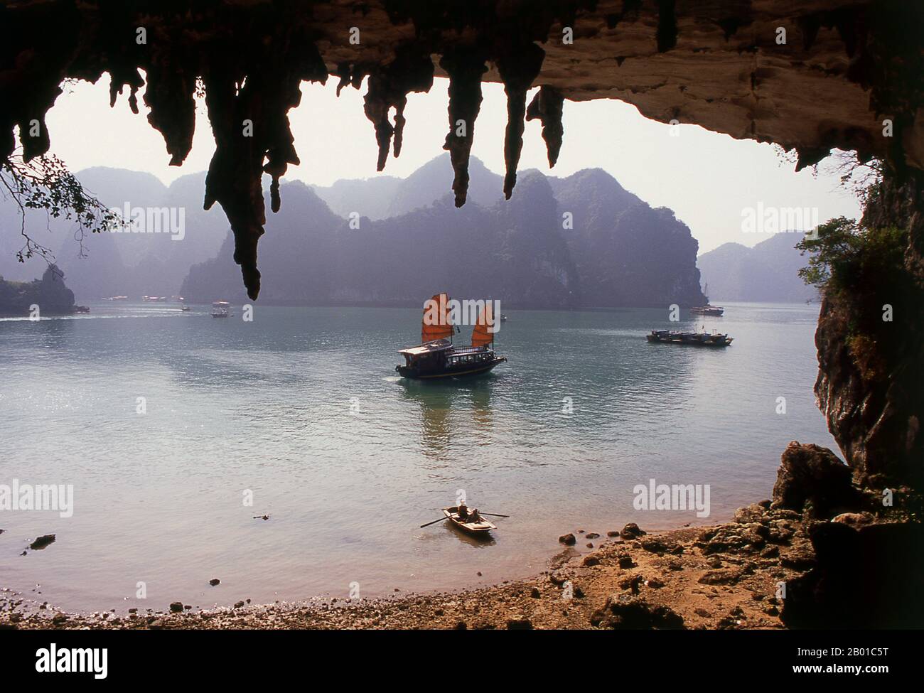 Vietnam: Ein Junk aus der Hang Bo Nau Höhle, Halong Bay, Provinz Quang Ninh. Im vietnamesischen bedeutet ha long ‘absteigenden Drachen’, und die Legende besagt, dass die Halong Bay von einem gigantischem Drachen geformt wurde, der in den Golf von Tonkin stürzte und durch das Zerschlagen seines Schwanzes Tausende von Kalksteinausbissen schuf. Geologen neigen dazu, diese Theorie zu verwerfen und argumentieren, dass die unzähligen Inseln, die sich über die Halong Bay erstrecken und sich bis in den Norden bis zur chinesischen Grenze erstrecken, das Produkt einer selektiven Erosion des Meeresbodens über Jahrtausende sind. Stockfoto