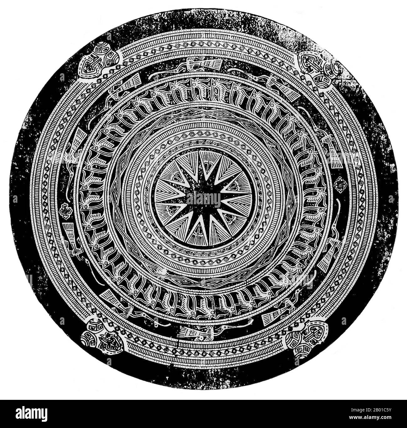 Vietnam: Tympanon-Design der Phu Phuong Bronzetrommel, Dong Son Kultur, c. 400-100 BCE. Đông Sơn war eine prähistorische bronzezeitliche Kultur in Vietnam, die sich auf das Tal des Roten Flusses im Norden Vietnams konzentrierte. Zu dieser Zeit erschienen die ersten vietnamesischen Königreiche Văn lang und Âu Lạc. Sein Einfluss blühte in anderen benachbarten Teilen Südostasiens von etwa 500 v. Chr. bis 100 n. Chr. auf. Stockfoto