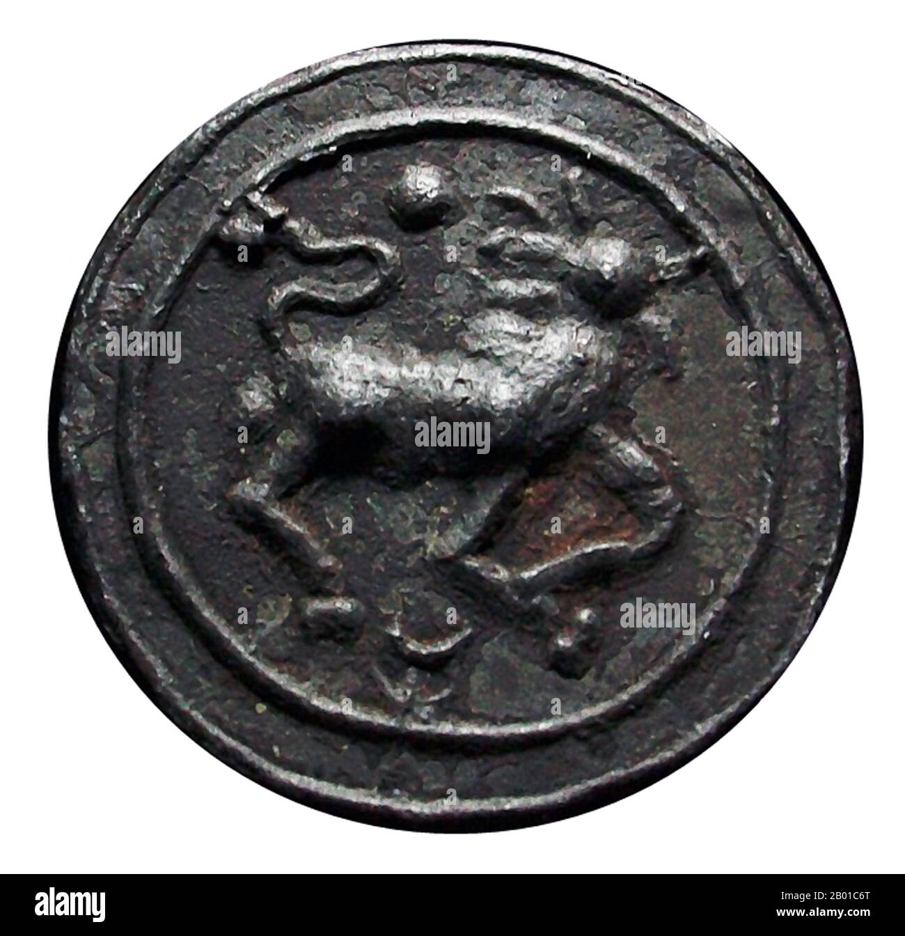 Vietnam/Kambodscha: Münze aus dem Königreich Funan/Phù Nam, c. 100-550 CE. Funan, Phù Nam auf Vietnamesisch, war der chinesische Name für ein altes Königreich rund um das Mekong-Delta im Süden Vietnams. Der Name findet sich in historischen chinesischen Texten, die das Königreich beschreiben, und seine umfangreichsten Beschreibungen basieren größtenteils auf dem Bericht zweier chinesischer Diplomaten, die das Königreich Wu von Nanjing repräsentierten, die Mitte des 3.. Jahrhunderts n. Chr. in Funan weilten; Der Name Funan findet sich jedoch in keinem Text lokaler Herkunft, und es ist nicht bekannt, welchen Namen die Einheimischen ihrem Land gaben. Stockfoto