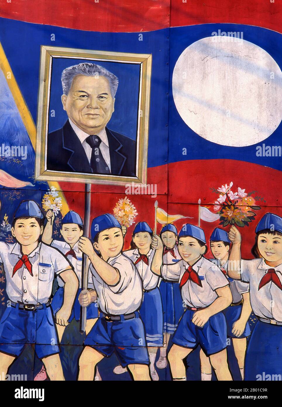 Laos: Die Kinder tragen ein Bild von Kaysone Phomvihane, Präsident von Laos von 1991 bis zu seinem Tod im Jahr 1992, einem politischen Plakat im revolutionären sozialistischen Realismus auf den Straßen von Vientiane. Kaysone Phomvihane (13. Dezember 1920 - 21. November 1992) war ab 1955 Führer der Laos-Partei der Revolution des Volkes. Von 1975 bis 1991 war er erster Premierminister der Demokratischen Volksrepublik Laos und von 1991 bis zu seinem Tod im Jahr 1992 Präsident. Stockfoto