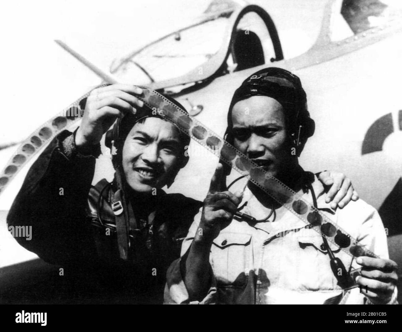 Vietnam: MiG-17-Piloten der vietnamesischen Peoples' Air Force untersuchen Film eines Hundekampfes mit USAF-Flugzeugen, Hanoi, c. 1966. Der zweite Indochinakrieg, in Amerika als Vietnamkrieg bekannt, war ein militärischer Konflikt aus der Zeit des Kalten Krieges, der sich vom 1. November 1955 bis zum Sturz Saigons am 30. April 1975 in Vietnam, Laos und Kambodscha ereignete. Dieser Krieg folgte dem ersten Indochina-Krieg und wurde zwischen Nordvietnam, unterstützt von seinen kommunistischen Verbündeten, und der Regierung von Südvietnam, unterstützt von den USA und anderen antikommunistischen Nationen, geführt. Stockfoto