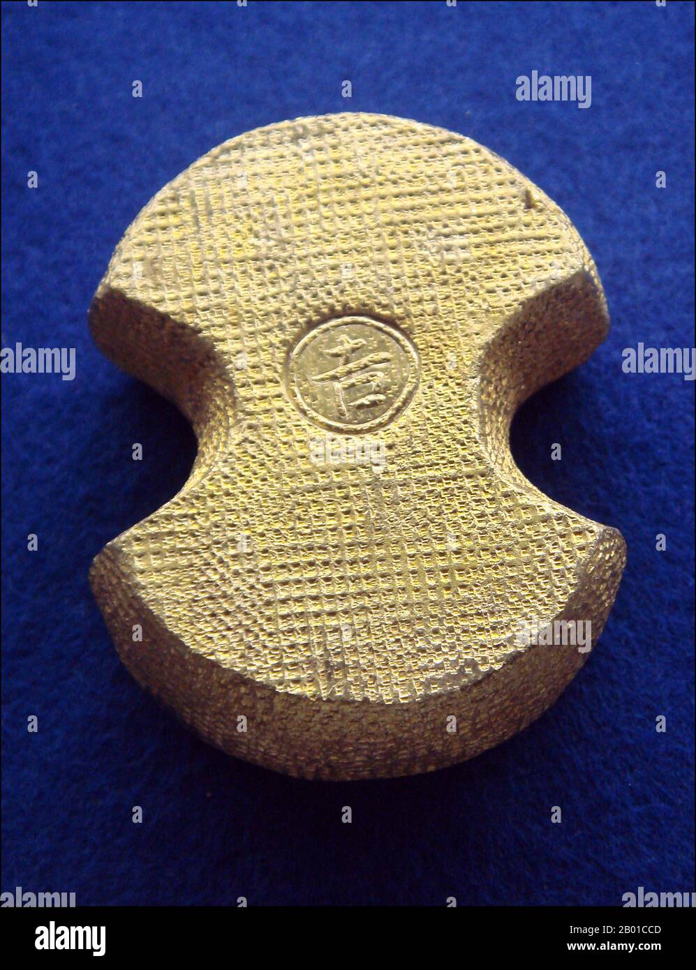 Japan: 'Kobundo' Goldmünze aus der Tokugawa-Zeit. Foto von PHGCOM (CC BY-SA 3,0 Lizenz). Seit dem 16.. Jahrhundert wurden in Japan lokale Währungen hergestellt, wobei lokale Münzen, manchmal in Gold, geprägt wurden. Der Takeda-Clan von Kōshū prägte Goldmünzen, die später vom Tokugawa-Shogunat übernommen wurden. Hideyoshi vereinte Japan und zentralisierte damit den größten Teil der Prägung von Silber- und Goldmünzen mit großen Stückelungen, wodurch die Grundlage für ein einheitliches Währungssystem geschaffen wurde. 1588 entwickelte er die große Ōban-Platte, auch Tenshō Ōban genannt, einen Vorläufer der Tokugawa-Goldprägung. Stockfoto Japan: 'Kobundo' Goldmünze aus der Tokugawa-Zeit. Foto von PHGCOM (CC BY-SA 3,0 Lizenz). Seit dem 16.. Jahrhundert wurden in Japan lokale Währungen hergestellt, wobei lokale Münzen, manchmal in Gold, geprägt wurden. Der Takeda-Clan von Kōshū prägte Goldmünzen, die später vom Tokugawa-Shogunat übernommen wurden. Hideyoshi vereinte Japan und zentralisierte damit den größten Teil der Prägung von Silber- und Goldmünzen mit großen Stückelungen, wodurch die Grundlage für ein einheitliches Währungssystem geschaffen wurde. 1588 entwickelte er die große Ōban-Platte, auch Tenshō Ōban genannt, einen Vorläufer der Tokugawa-Goldprägung. Stockfoto