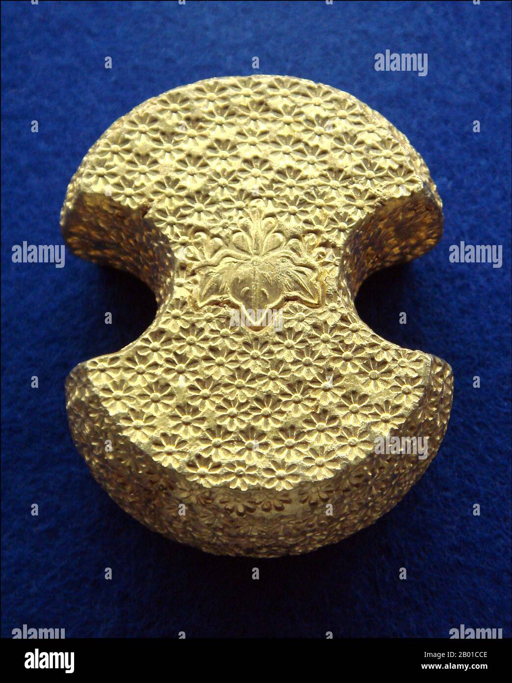 Japan: 'Kobundo' Goldmünze aus der Tokugawa-Zeit. Foto von PHGCOM (CC BY-SA 3,0 Lizenz). Seit dem 16.. Jahrhundert wurden in Japan lokale Währungen hergestellt, wobei lokale Münzen, manchmal in Gold, geprägt wurden. Der Takeda-Clan von Kōshū prägte Goldmünzen, die später vom Tokugawa-Shogunat übernommen wurden. Hideyoshi vereinte Japan und zentralisierte damit den größten Teil der Prägung von Silber- und Goldmünzen mit großen Stückelungen, wodurch die Grundlage für ein einheitliches Währungssystem geschaffen wurde. 1588 entwickelte er die große Ōban-Platte, auch Tenshō Ōban genannt, einen Vorläufer der Tokugawa-Goldprägung. Stockfoto Japan: 'Kobundo' Goldmünze aus der Tokugawa-Zeit. Foto von PHGCOM (CC BY-SA 3,0 Lizenz). Seit dem 16.. Jahrhundert wurden in Japan lokale Währungen hergestellt, wobei lokale Münzen, manchmal in Gold, geprägt wurden. Der Takeda-Clan von Kōshū prägte Goldmünzen, die später vom Tokugawa-Shogunat übernommen wurden. Hideyoshi vereinte Japan und zentralisierte damit den größten Teil der Prägung von Silber- und Goldmünzen mit großen Stückelungen, wodurch die Grundlage für ein einheitliches Währungssystem geschaffen wurde. 1588 entwickelte er die große Ōban-Platte, auch Tenshō Ōban genannt, einen Vorläufer der Tokugawa-Goldprägung. Stockfoto