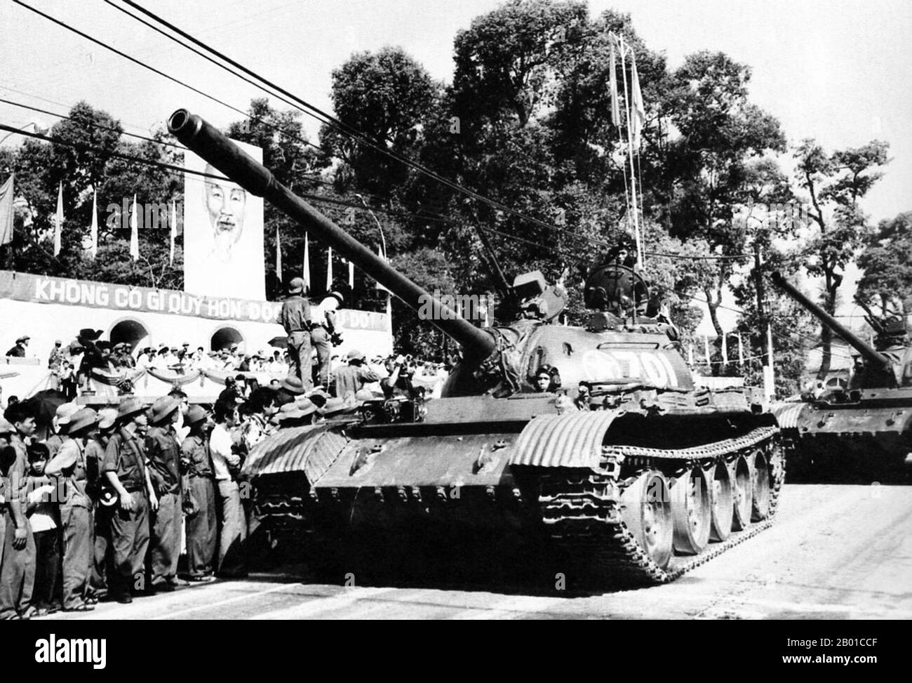 Vietnam: Nordvietnamesische T54 Panzer bei einer Siegesparade durch die Straßen von Saigon, April 1975. Der Fall von Saigon war die Eroberung/Befreiung von Saigon, der Hauptstadt von Südvietnam, durch die Volksarmee von Vietnam und die Nationale Befreiungsfront am 30. April 1975. Die Veranstaltung markierte das Ende des Vietnamkrieges und den Beginn einer Übergangsphase, die zur formalen Wiedervereinigung Vietnams unter kommunistischer Herrschaft führte. Nordvietnamesische Truppen unter dem Kommando des Oberen Generals Văn Tiến Dũng begannen ihren letzten Angriff auf Saigon, der am 29. April von General Nguyen Van Toan kommandiert wurde. Stockfoto