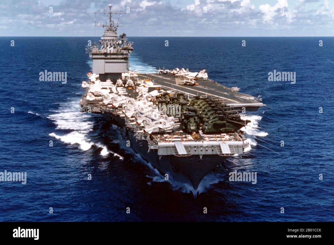 Vietnam/USA: Der US-Navy-Träger USS Enterprise wurde mit Hubschraubern und aus Saigon evakuierten Flugzeugen in die Kannen geladen, Operation Frequent Wind, 20. Mai 1975. Der US-Navy-Flugzeugträger USS Enterprise (CMAN-65) kehrt von einer Westpazifik-Kreuzfahrt, die die Evakuierung von Saigon einschloss, in die Vereinigten Staaten zurück. Zu den Flugzeugen auf ihrem Deck gehören Hubschrauber des U.S. Marine Corps Sikorsky CH-53 Sea Hallion, die eine Heimfahrt an Bord des Schiffes annahmen. Auf dem vorderen Teil des Flugdecks sonnen sich Piloten und Crew. Stockfoto