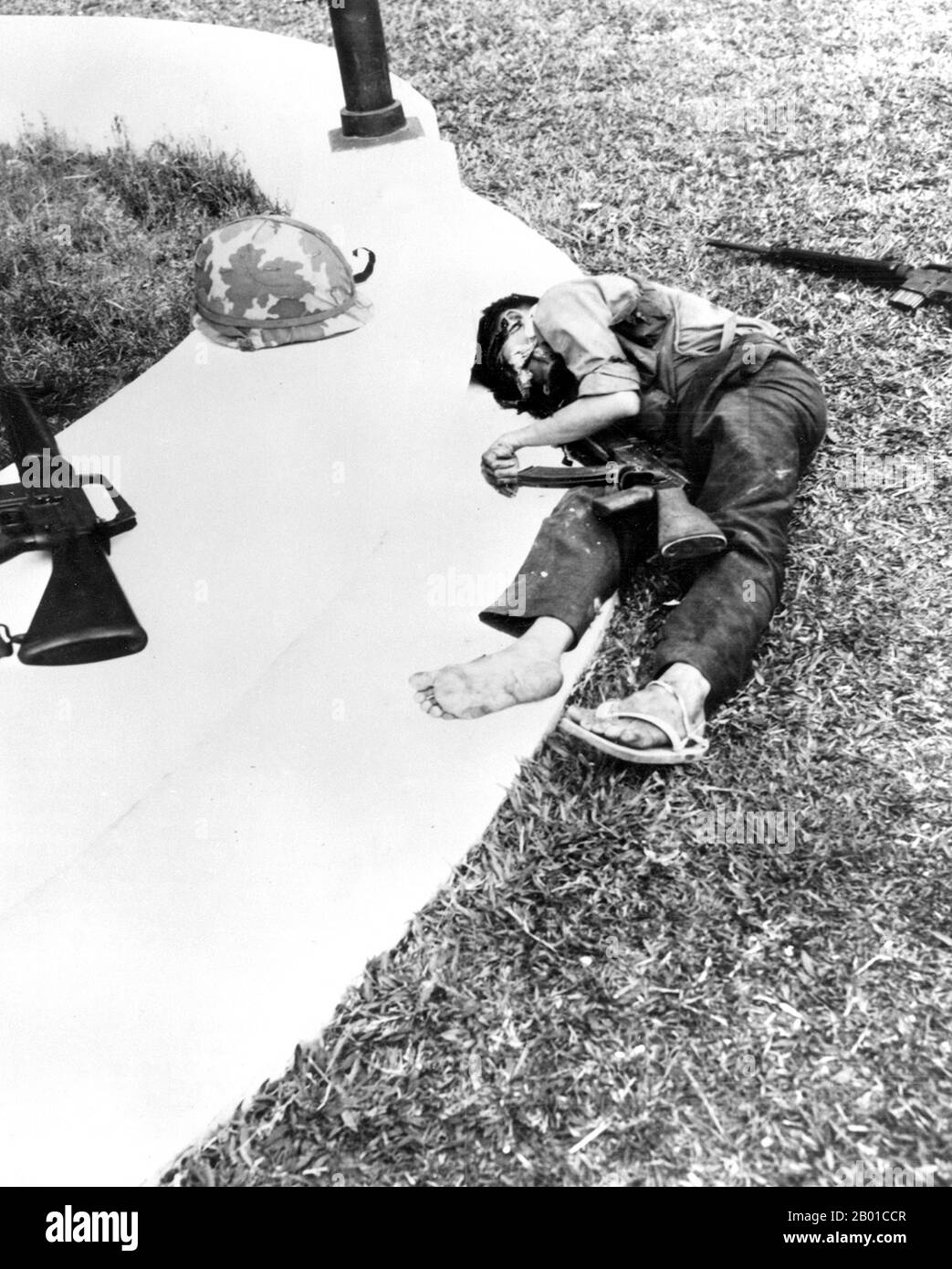 Vietnam: Guerilla der Toten Nationalen Befreiungsfront (Viet Cong), US-Botschaft, Saigon - Tet Offensive, 31. Januar 1968. Kurz nach Mitternacht am 31. Januar 1968 versammelten sich 19 Vietcong-Absapper des Elite-Bataillons C-10 Sapper in einem Vietcong-Sicherheitshaus in einer Autowerkstatt in der Phan Thanh Gian Straße 59, um Waffen zu verteilen und die letzten Vorbereitungen für den Angriff zu treffen. Um 02:47 Uhr blies der Vietcong ein kleines Loch in die Umfassungsmauer am Thong Nhut Boulevard und erhielt Zugang zum Botschaftsgelände. Stockfoto