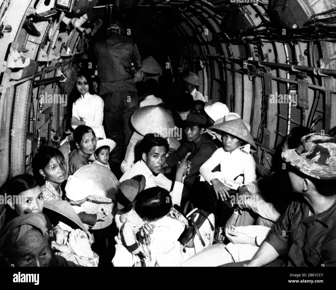 Vietnam: Flüchtlinge aus dem Zweiten Indochina-Krieg fahren mit einem USAF-Hubschrauber in ein „sicheres Gebiet“ in der Nähe von Saigon, 1. März 1966. Der zweite Indochina-Krieg, in Amerika als Vietnamkrieg bekannt, war ein militärischer Konflikt aus der Zeit des Kalten Krieges, der sich in Vietnam, Laos und Kambodscha vom 1. November 1955 bis zum Fall Saigons am 30. April 1975 ereignete. Dieser Krieg folgte dem ersten Indochina-Krieg und wurde zwischen Nordvietnam, unterstützt von seinen kommunistischen Verbündeten, und der Regierung von Südvietnam, unterstützt von den USA und anderen antikommunistischen Nationen, geführt. Stockfoto