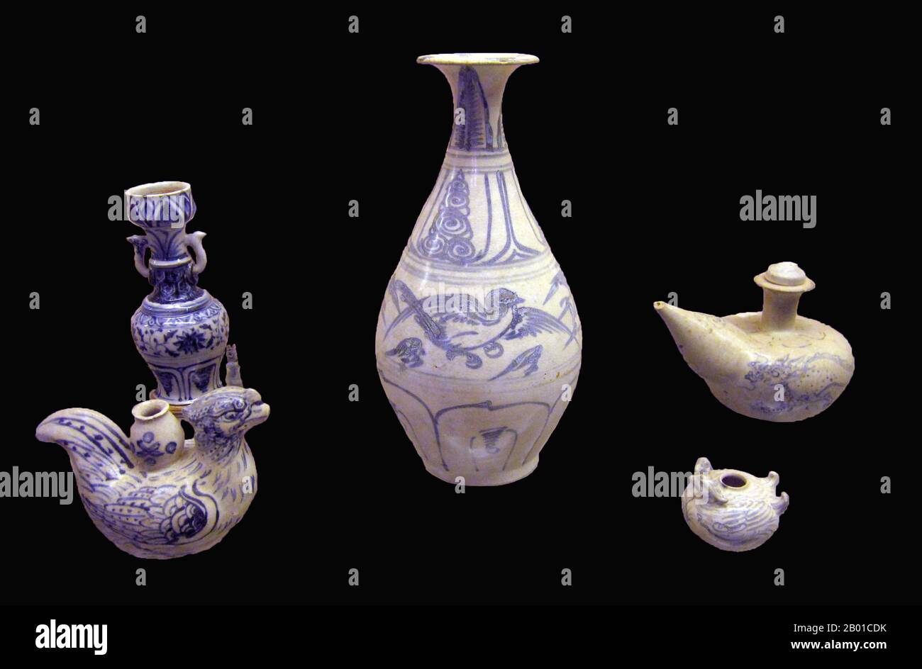 Vietnam: Ein Lampenständer zusammen mit einer Vase und Ewers in Phoenix-Form. Blaue und weiße Keramik, frühe Lê-Dynastie, 15.. Jahrhundert. Chu Đậu Brennofen, Provinz Hải Dương. Nationalmuseum für vietnamesische Geschichte, Hanoi. Foto von Gryffindor - Sisyphos23 (CC BY-SA 3,0 Lizenz). Stockfoto