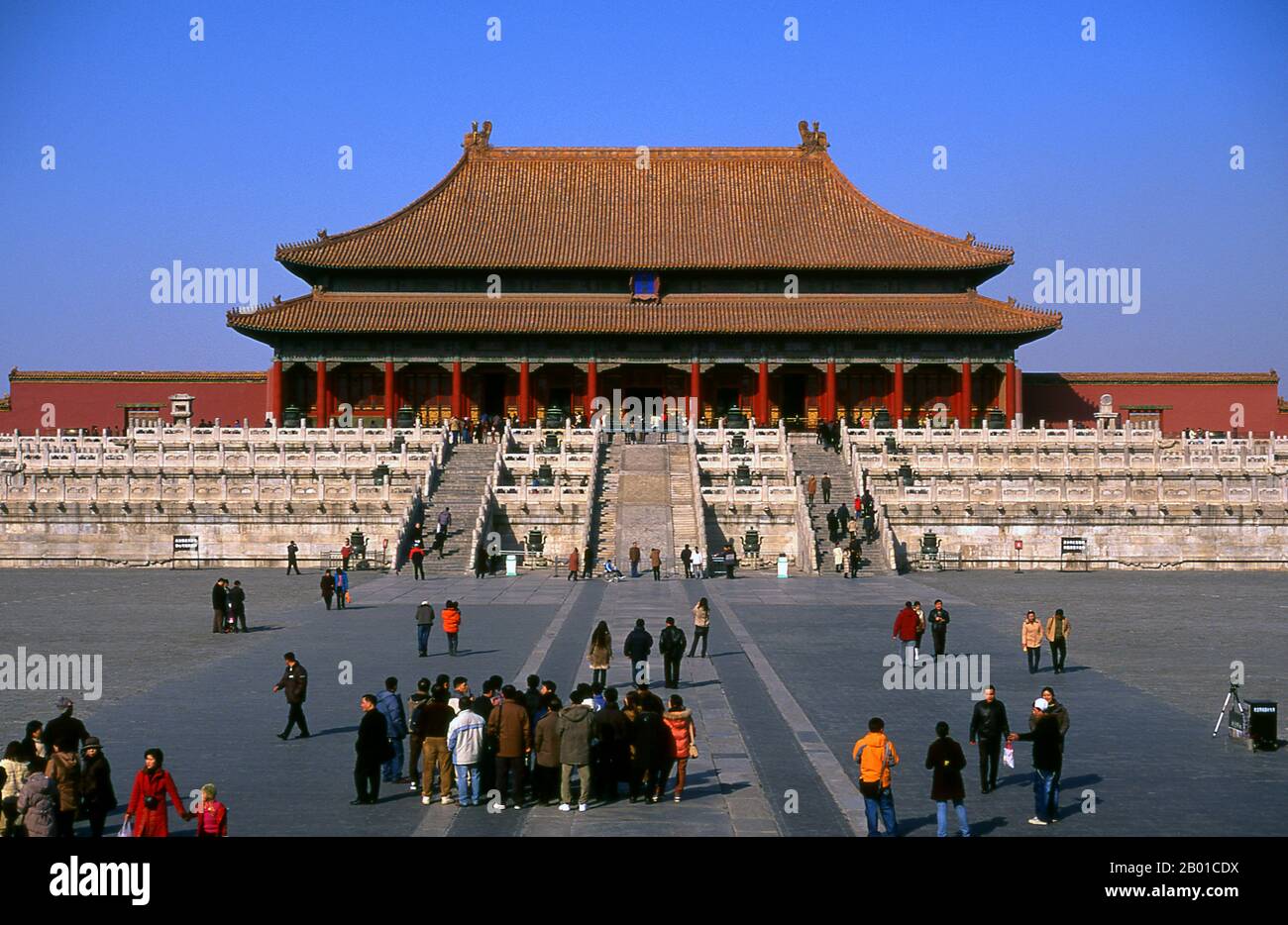 China: Halle der höchsten Harmonie, die Verbotene Stadt (Zijin Cheng), Peking. Die Halle der höchsten Harmonie (Pinyin: Tài Hé Diàn; Manchu: Amba hūwaliyambure deyen) ist die größte Halle innerhalb der Verbotenen Stadt. Die Halle der höchsten Harmonie ist eine der größten Holzkonstruktionen in China. Es war der Ort, an dem die Kaiser der Ming-Dynastie und der Qing-Dynastie ihre Inthronungs- und Hochzeitszeremonien veranstalteten. Der Name der Halle wurde vom Shunzhi-Kaiser der Qing-Dynastie von Feng Tian Dian in den heutigen geändert. Stockfoto