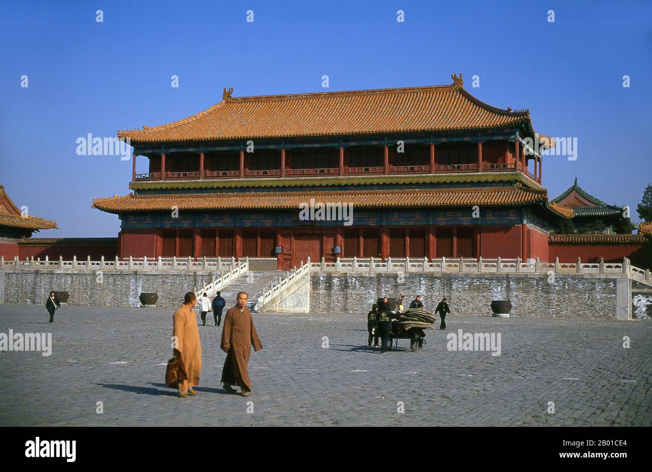 China: Buddhistische Mönche besuchen die Verbotene Stadt (Zijin Cheng), Peking. Die Verbotene Stadt, die zwischen 1406 und 1420 erbaut wurde, diente 500 Jahre lang (bis zum Ende der Kaiserzeit 1911) als Sitz aller Macht in China, als Thron des Sohnes des Himmels und als Privatresidenz aller Kaiser der Ming- und Qing-Dynastie. Der Komplex besteht aus 980 Gebäuden mit 8.707 Schächten an Räumen und umfasst 720.000 m2 (7.800.000 sq ft). Stockfoto