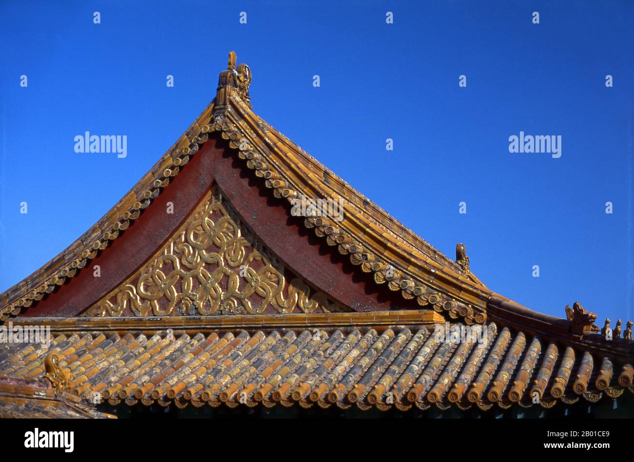 China: Ausgeklügeltes Dach und Dachrinnen in der Verbotenen Stadt (Zijin Cheng), Peking. Die Verbotene Stadt, die zwischen 1406 und 1420 erbaut wurde, diente 500 Jahre lang (bis zum Ende der Kaiserzeit 1911) als Sitz aller Macht in China, als Thron des Sohnes des Himmels und als Privatresidenz aller Kaiser der Ming- und Qing-Dynastie. Der Komplex besteht aus 980 Gebäuden mit 8.707 Schächten an Räumen und umfasst 720.000 m2 (7.800.000 sq ft). Stockfoto