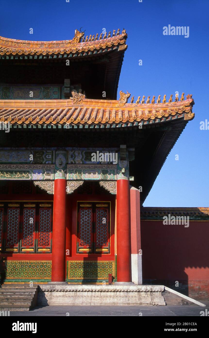 China: Aufwendige Säulen, Dach und Dachrinnen in der Verbotenen Stadt (Zijin Cheng), Peking. Die Verbotene Stadt, die zwischen 1406 und 1420 erbaut wurde, diente 500 Jahre lang (bis zum Ende der Kaiserzeit 1911) als Sitz aller Macht in China, als Thron des Sohnes des Himmels und als Privatresidenz aller Kaiser der Ming- und Qing-Dynastie. Der Komplex besteht aus 980 Gebäuden mit 8.707 Schächten an Räumen und umfasst 720.000 m2 (7.800.000 sq ft). Stockfoto