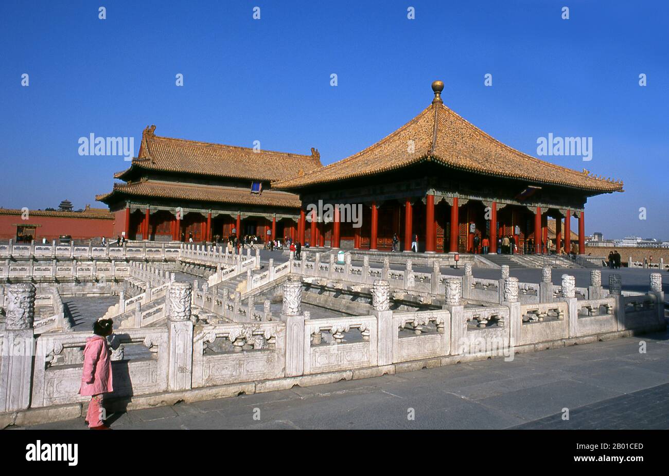 China: Die Halle der zentralen Harmonie (Zhonghedian) mit der Halle der Erhaltung der Harmonie (Baohedian) im Hintergrund, die Verbotene Stadt (Zijin Cheng), Peking. Die Verbotene Stadt, die zwischen 1406 und 1420 erbaut wurde, diente 500 Jahre lang (bis zum Ende der Kaiserzeit 1911) als Sitz aller Macht in China, als Thron des Sohnes des Himmels und als Privatresidenz aller Kaiser der Ming- und Qing-Dynastie. Der Komplex besteht aus 980 Gebäuden mit 8.707 Schächten an Räumen und umfasst 720.000 m2 (7.800.000 sq ft). Stockfoto
