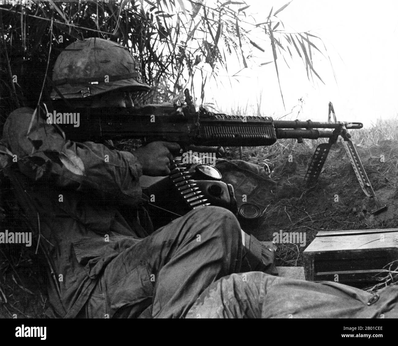 Vietnam: US Army Sergeant Gerald Laird von der 101. Airborne Division feuerte ein Maschinengewehr während eines Engagements in Südvietnam, c. 1966. Der zweite Indochinakrieg, in Amerika als Vietnamkrieg bekannt, war ein militärischer Konflikt aus der Zeit des Kalten Krieges, der sich vom 1. November 1955 bis zum Sturz Saigons am 30. April 1975 in Vietnam, Laos und Kambodscha ereignete. Dieser Krieg folgte dem ersten Indochina-Krieg und wurde zwischen Nordvietnam, unterstützt von seinen kommunistischen Verbündeten, und der Regierung von Südvietnam, unterstützt von den USA und anderen antikommunistischen Nationen, geführt. Stockfoto