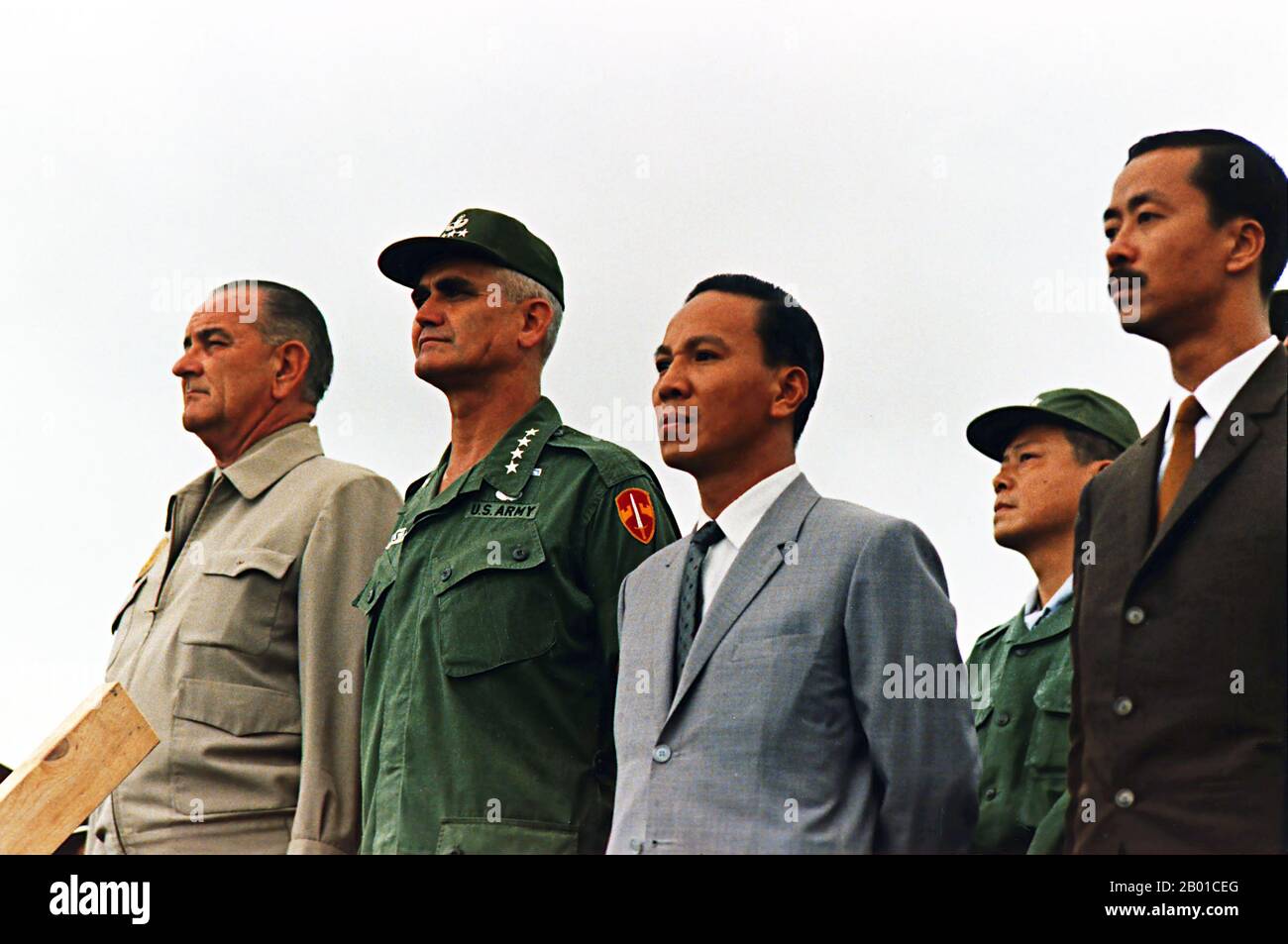 Vietnam: US-Präsident Lyndon B. Johnson und General William Westmoreland mit Generalleutnant Nguyen Van Thieu und Premierminister Nguyen Cao Ky aus Südvietnam, Saigon. Foto von Yoichi Okamoto (3. Juli 1915 - 24. April 1985, öffentlich zugänglich), 26. Oktober 1966. Der zweite Indochina-Krieg, in Amerika als Vietnamkrieg bekannt, war ein militärischer Konflikt aus der Zeit des Kalten Krieges, der sich in Vietnam, Laos und Kambodscha vom 1. November 1955 bis zum Fall Saigons am 30. April 1975 ereignete. Dieser Krieg folgte dem ersten Indochina-Krieg und wurde zwischen Nord-Vietnam und der Regierung von Süd-Vietnam geführt. Stockfoto